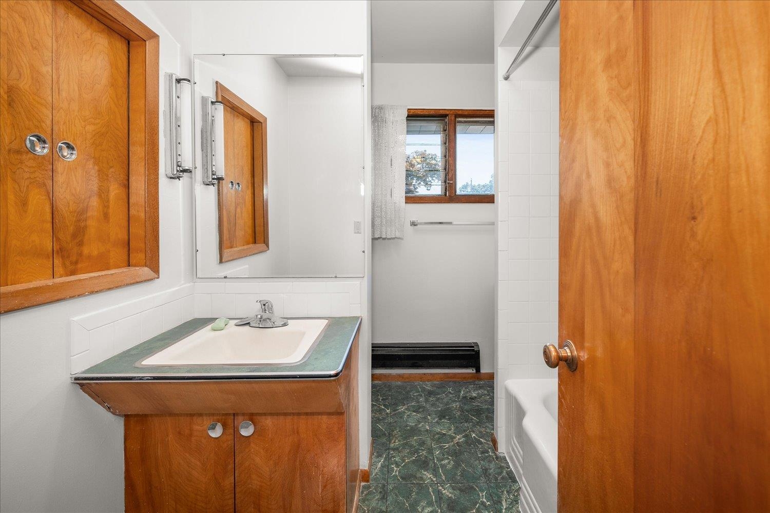 821 E Broad St - Photo 13