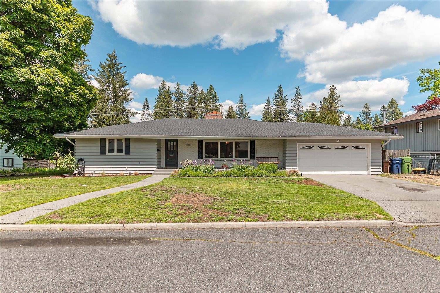 1915 E 38th Ave - Photo 1