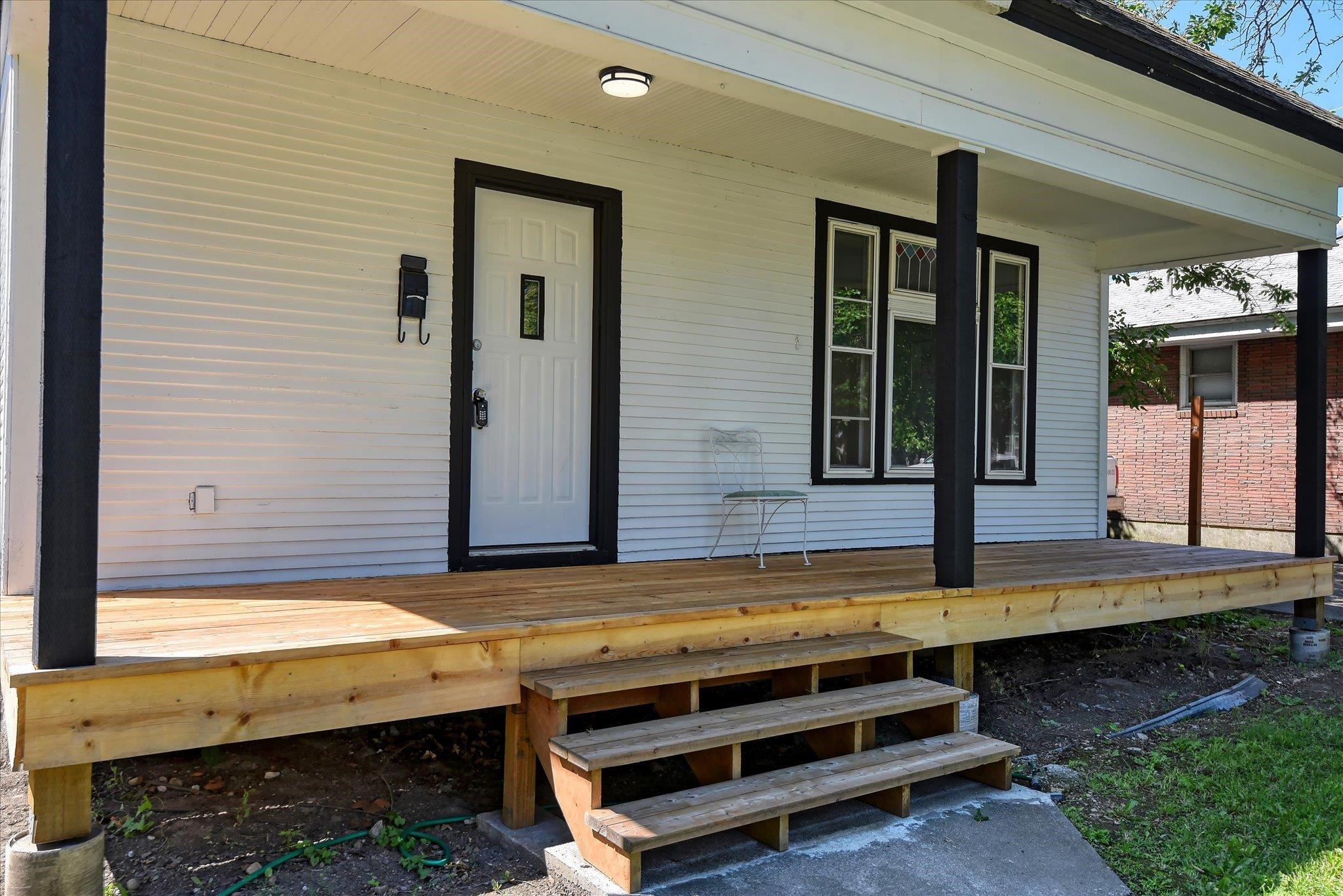 1121 W Knox Ave - Photo 2