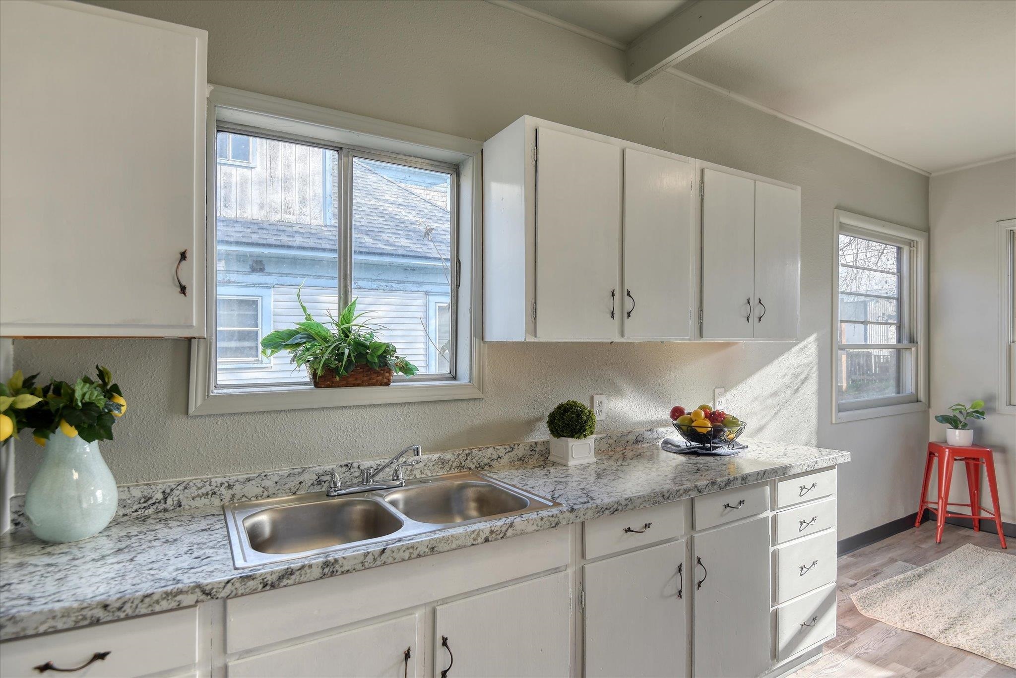 1121 W Knox Ave - Photo 9