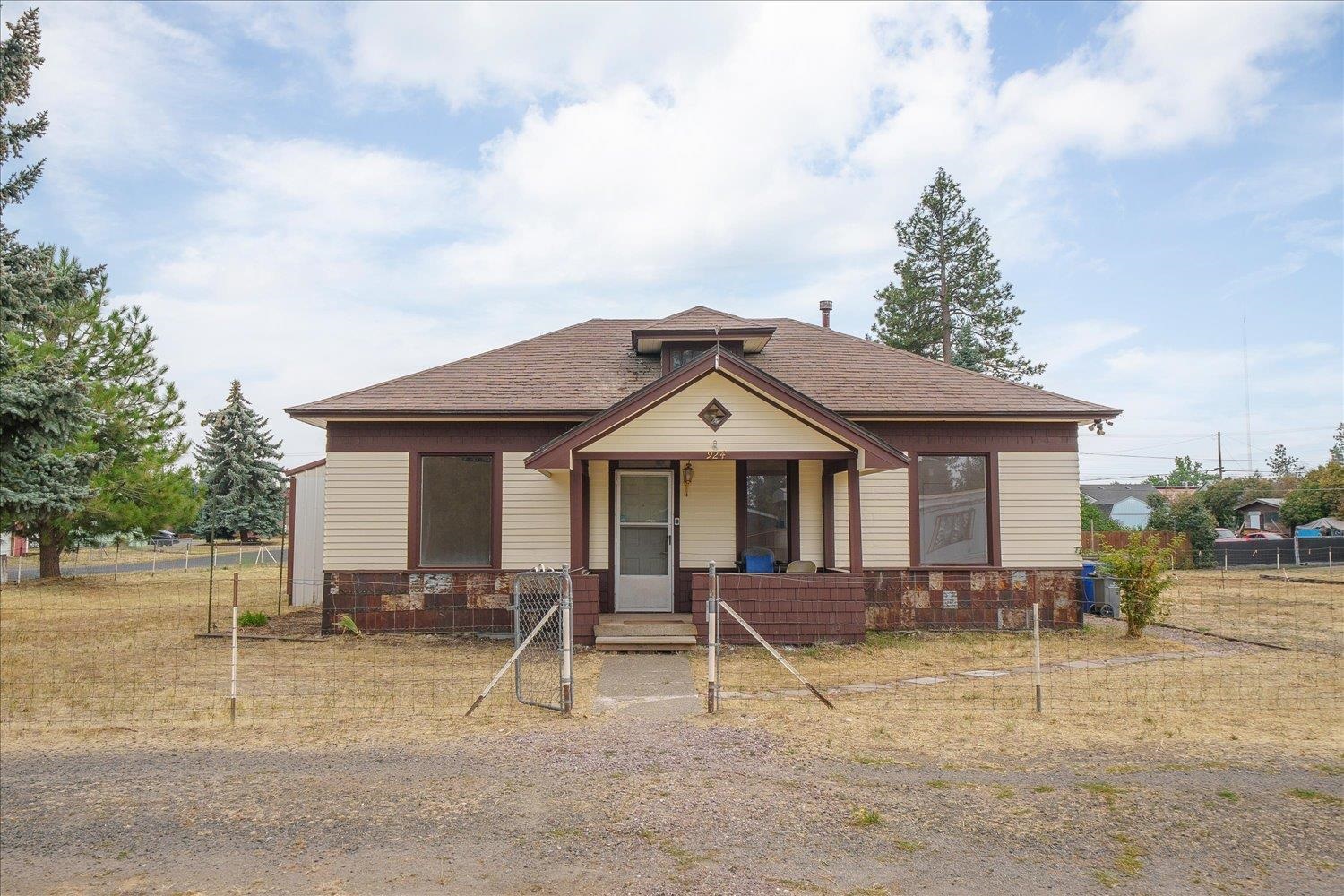 924 E Ladd St - Photo 1