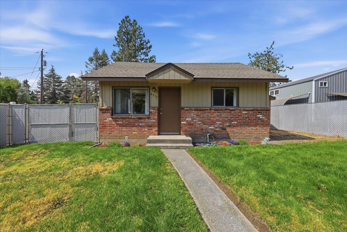 4917 N Maple St - Photo 1