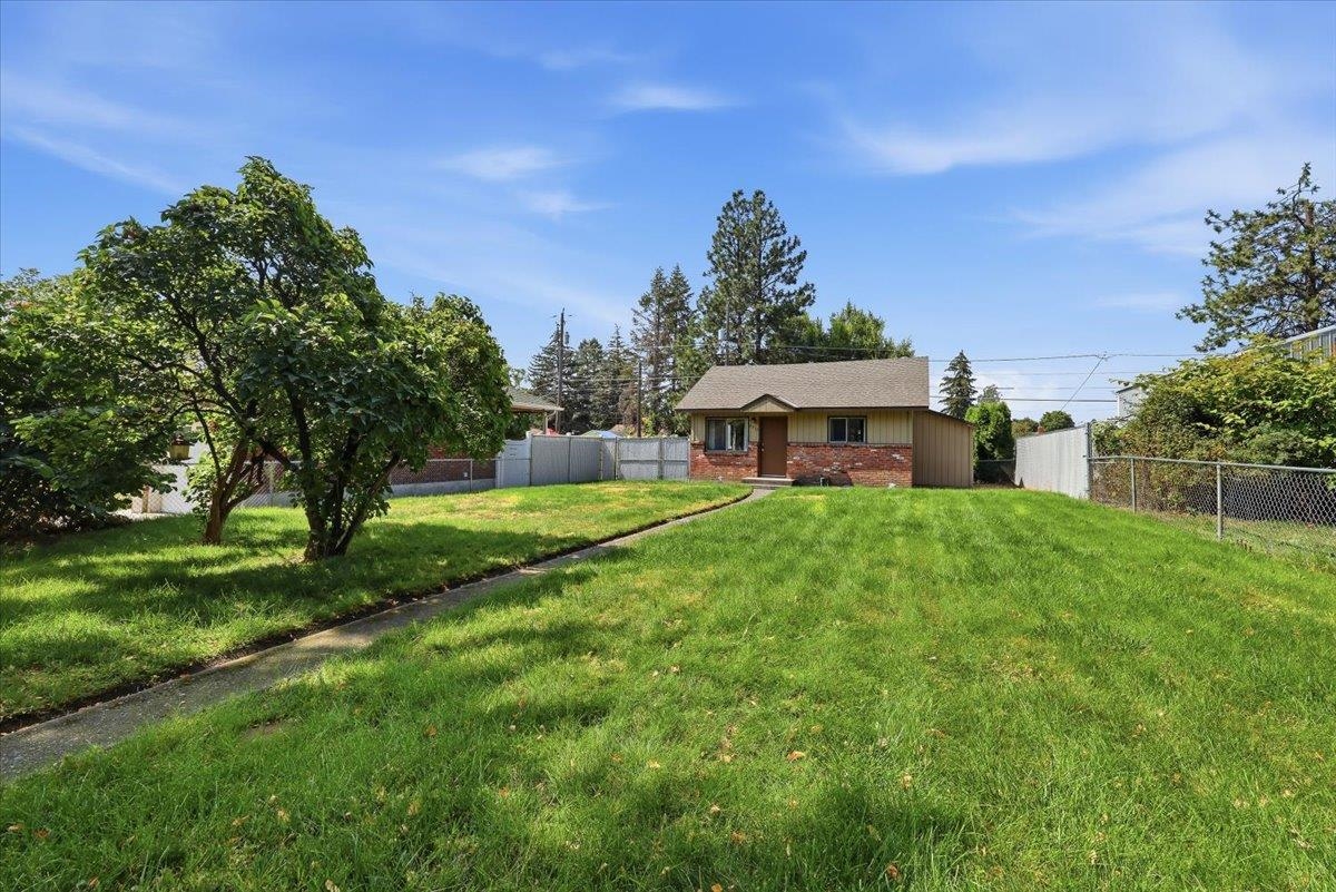 4917 N Maple St - Photo 2