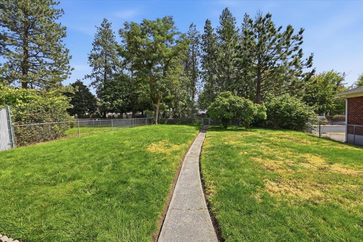 4917 N Maple St - Photo 5