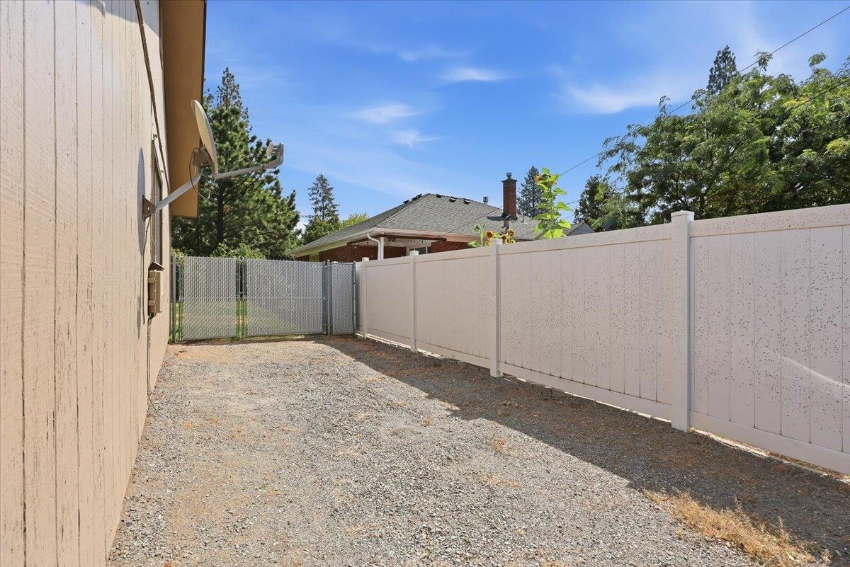 4917 N Maple St - Photo 17