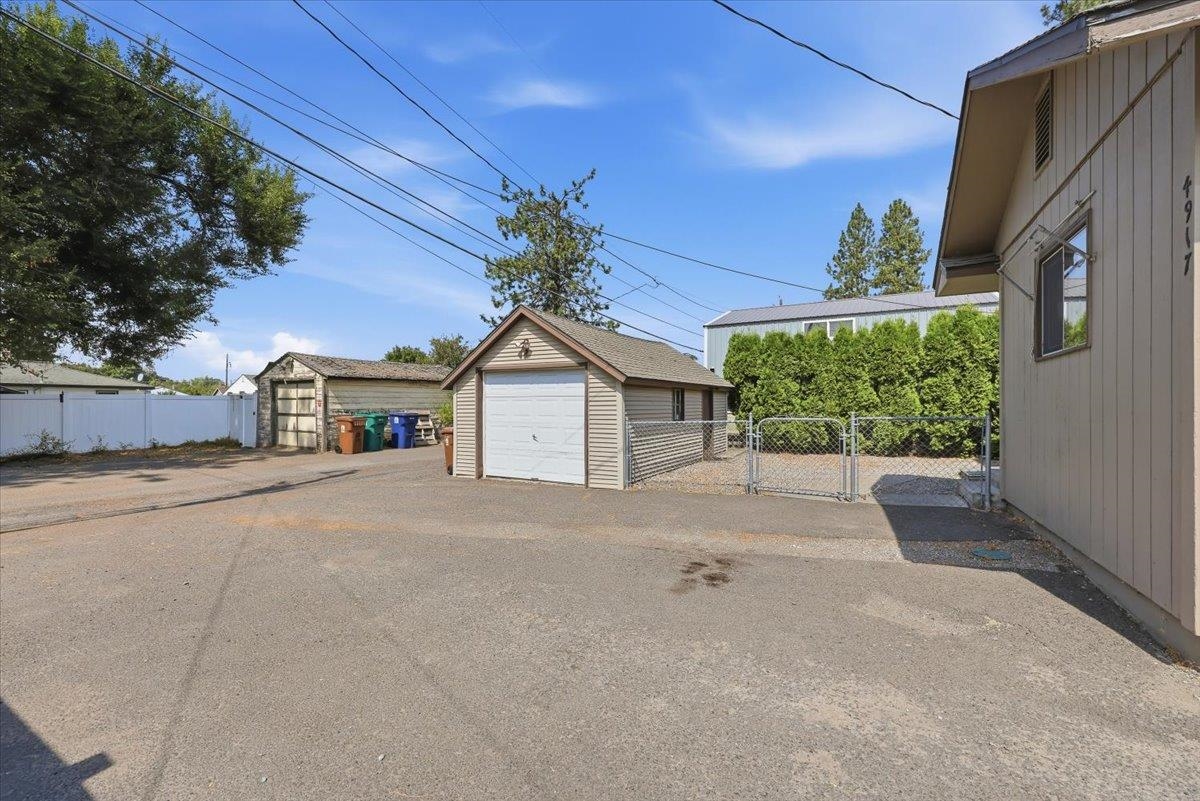 4917 N Maple St - Photo 19