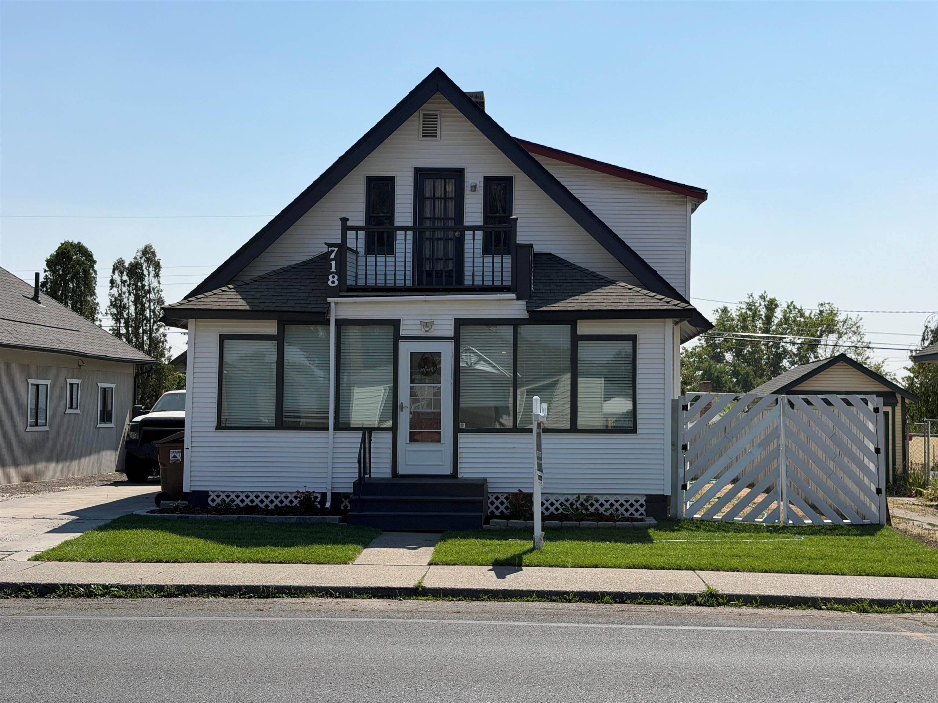 718 E Empire Ave - Photo 1