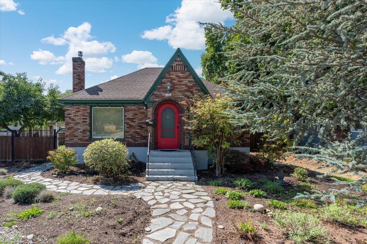 3003 W Fairview Ave - Photo 1