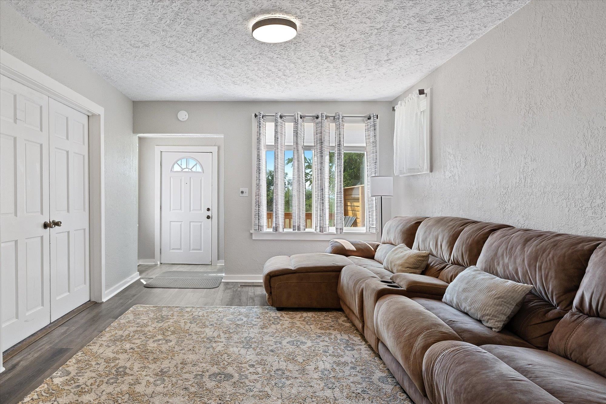 110 W Gray Ct - Photo 5