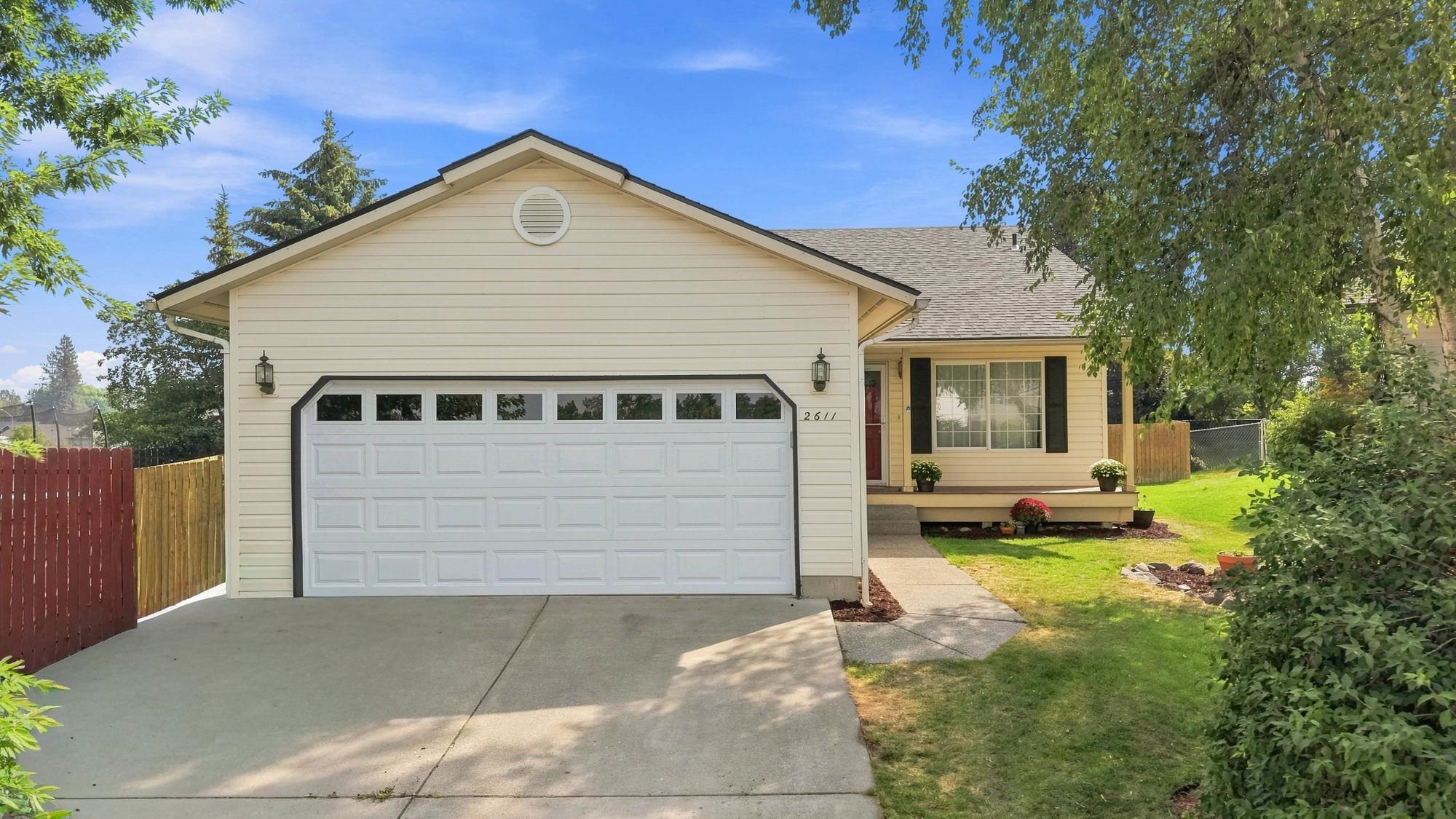 2611 Oxford Cir - Photo 1