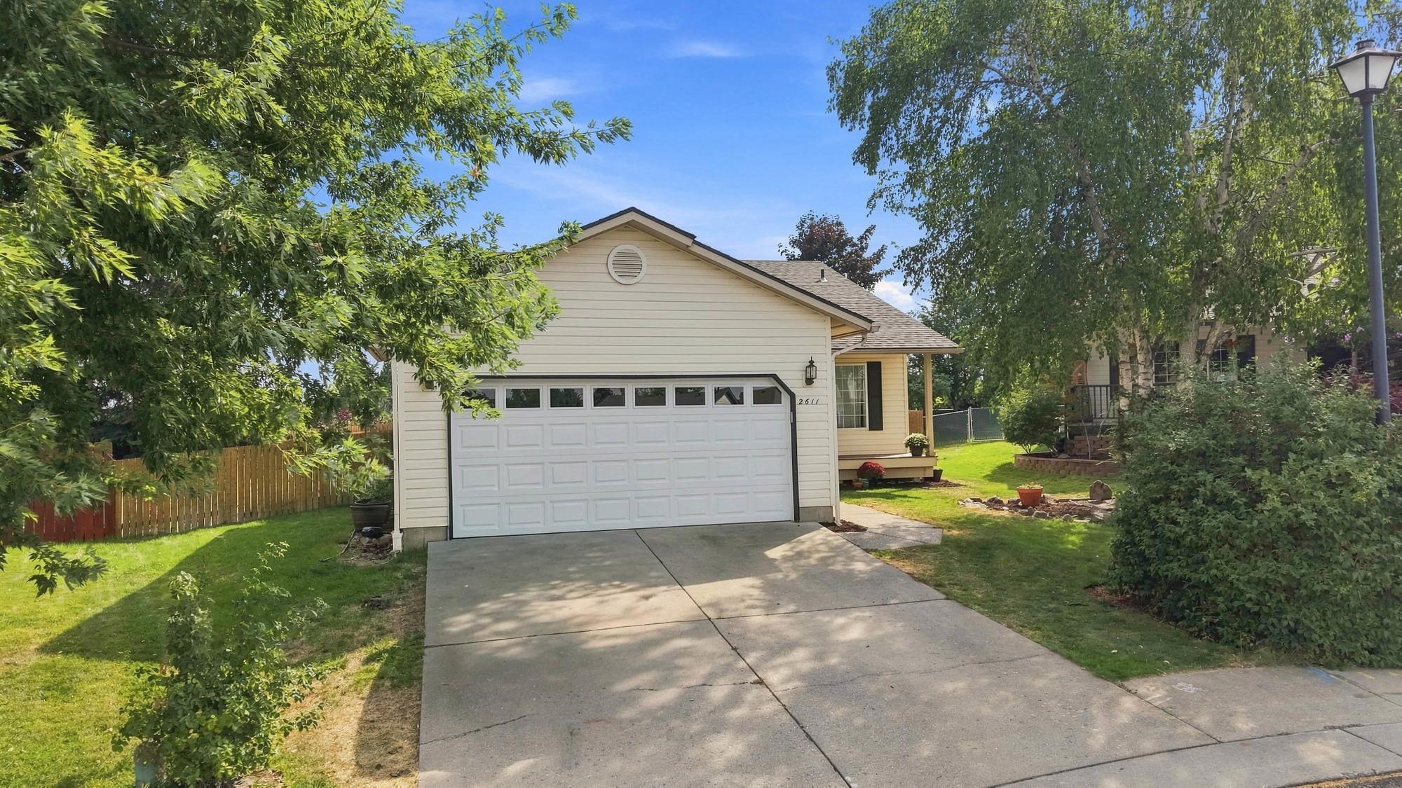 2611 Oxford Cir - Photo 2