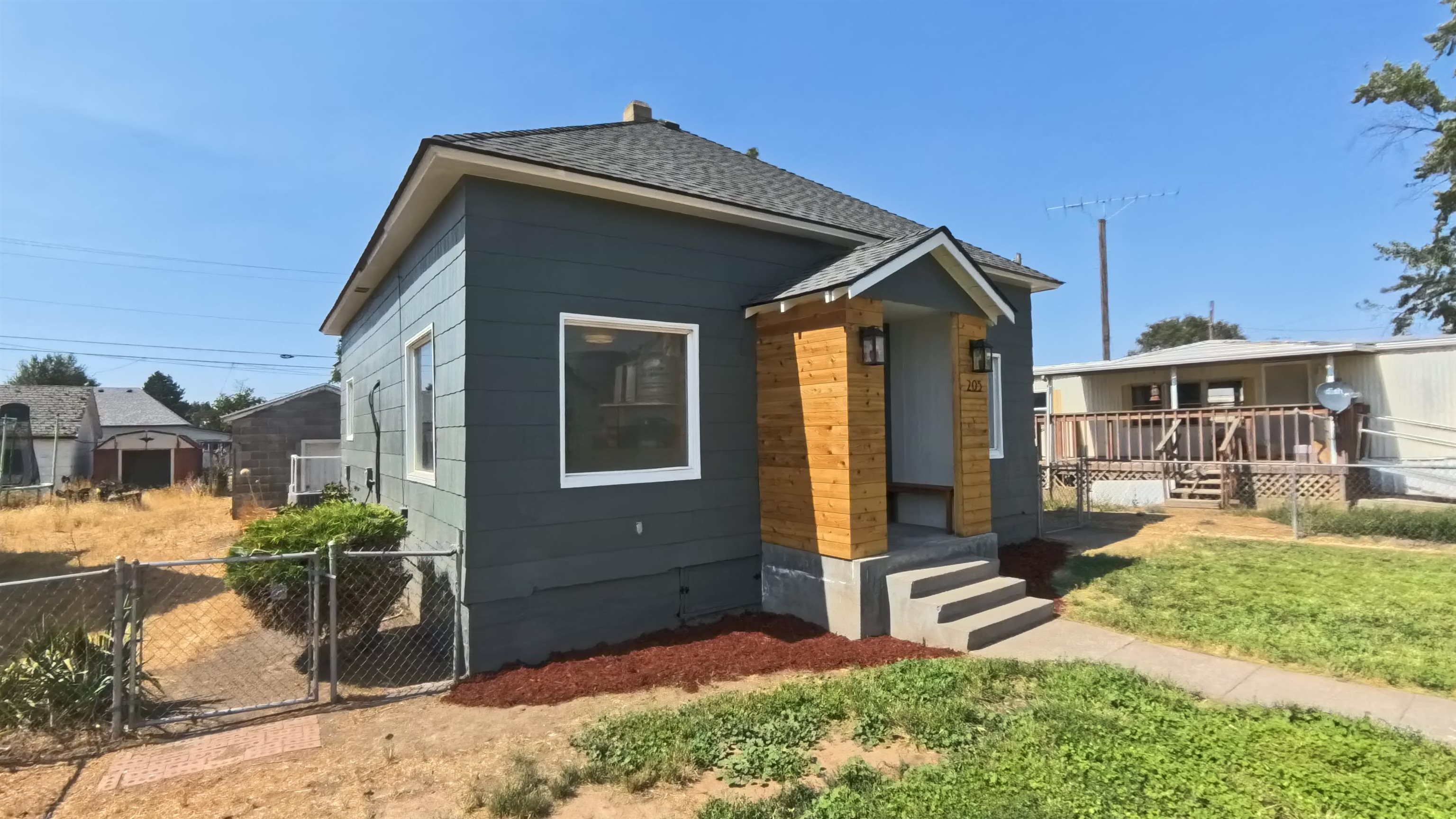 205 E Broadway St - Photo 1