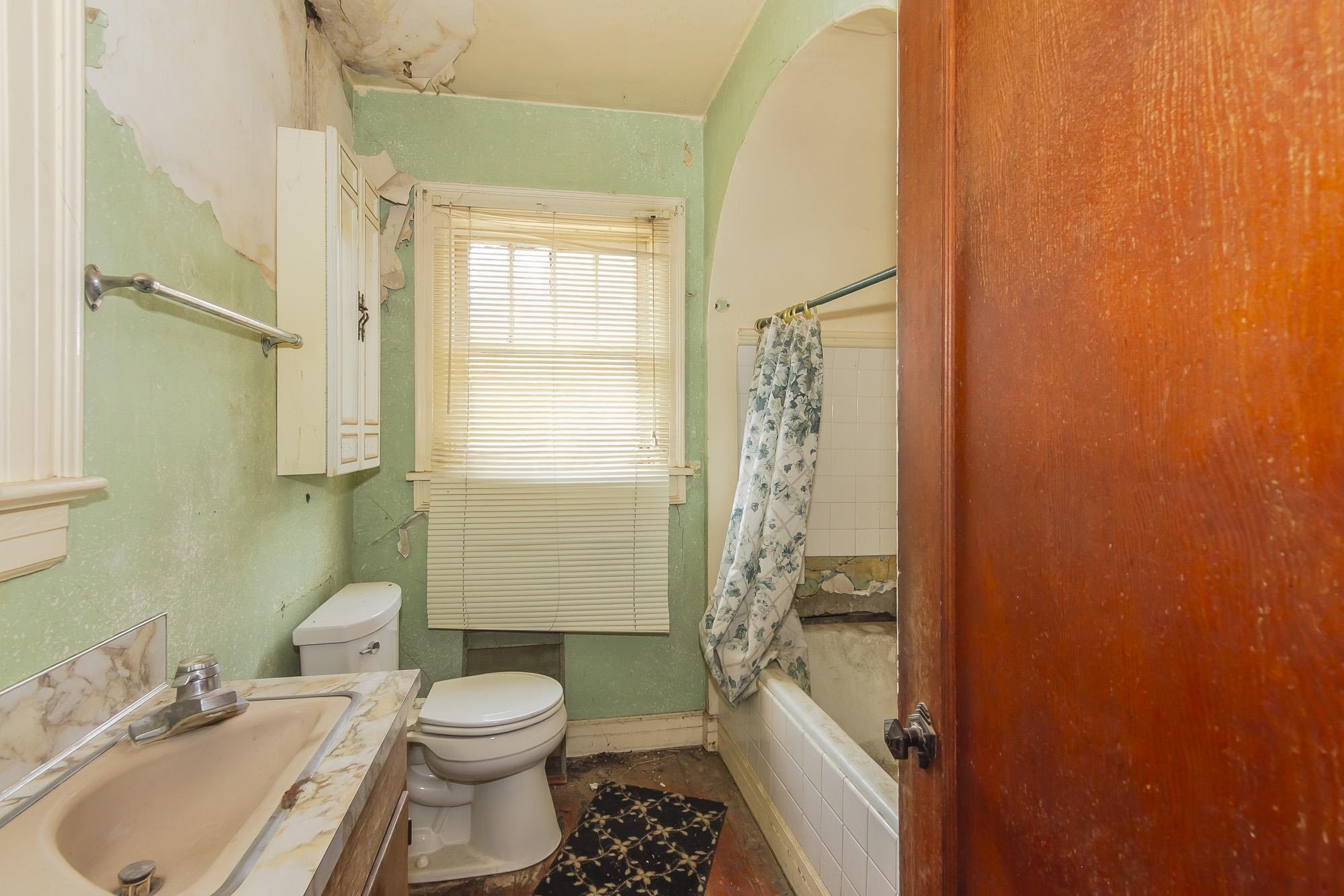 558 E 1st Ave - Photo 20