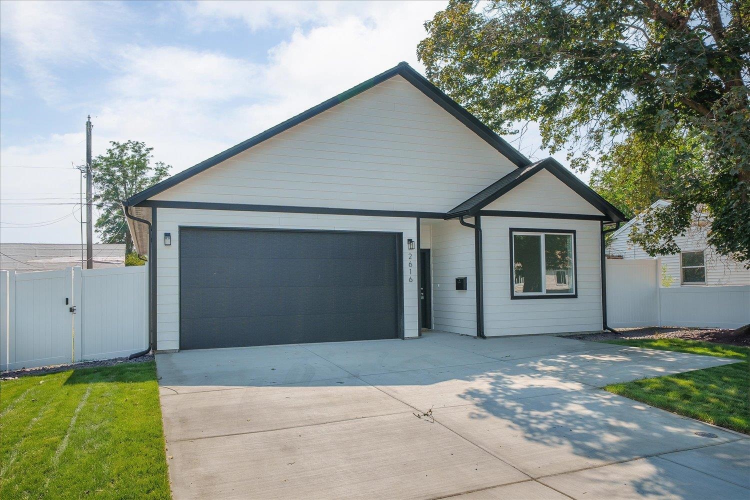 2616 E Wellesley Ave - Photo 1