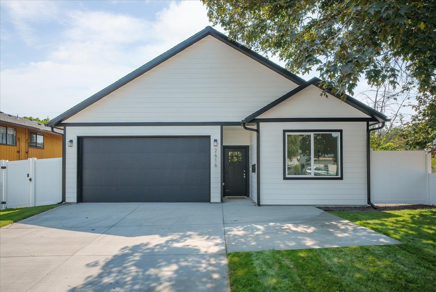 2616 E Wellesley Ave - Photo 2