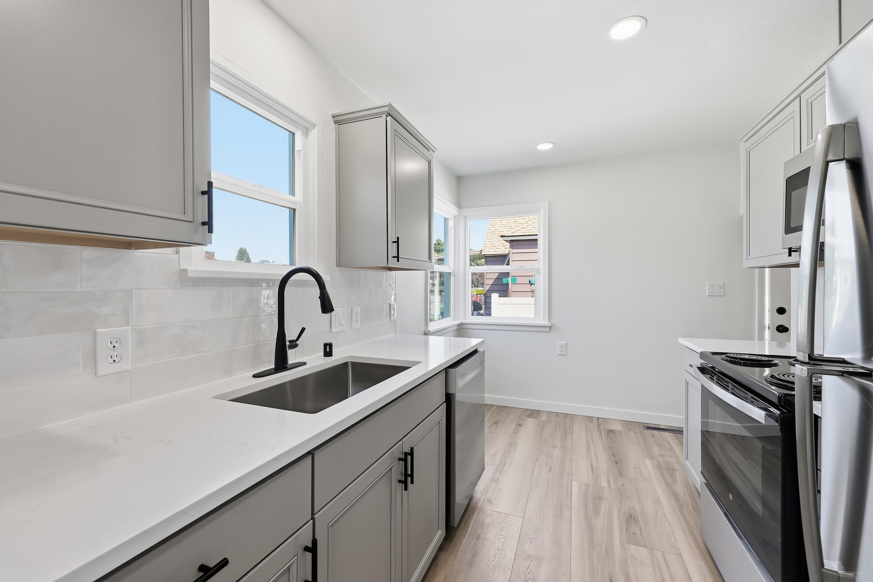120 E Hoffman Ave - Photo 9