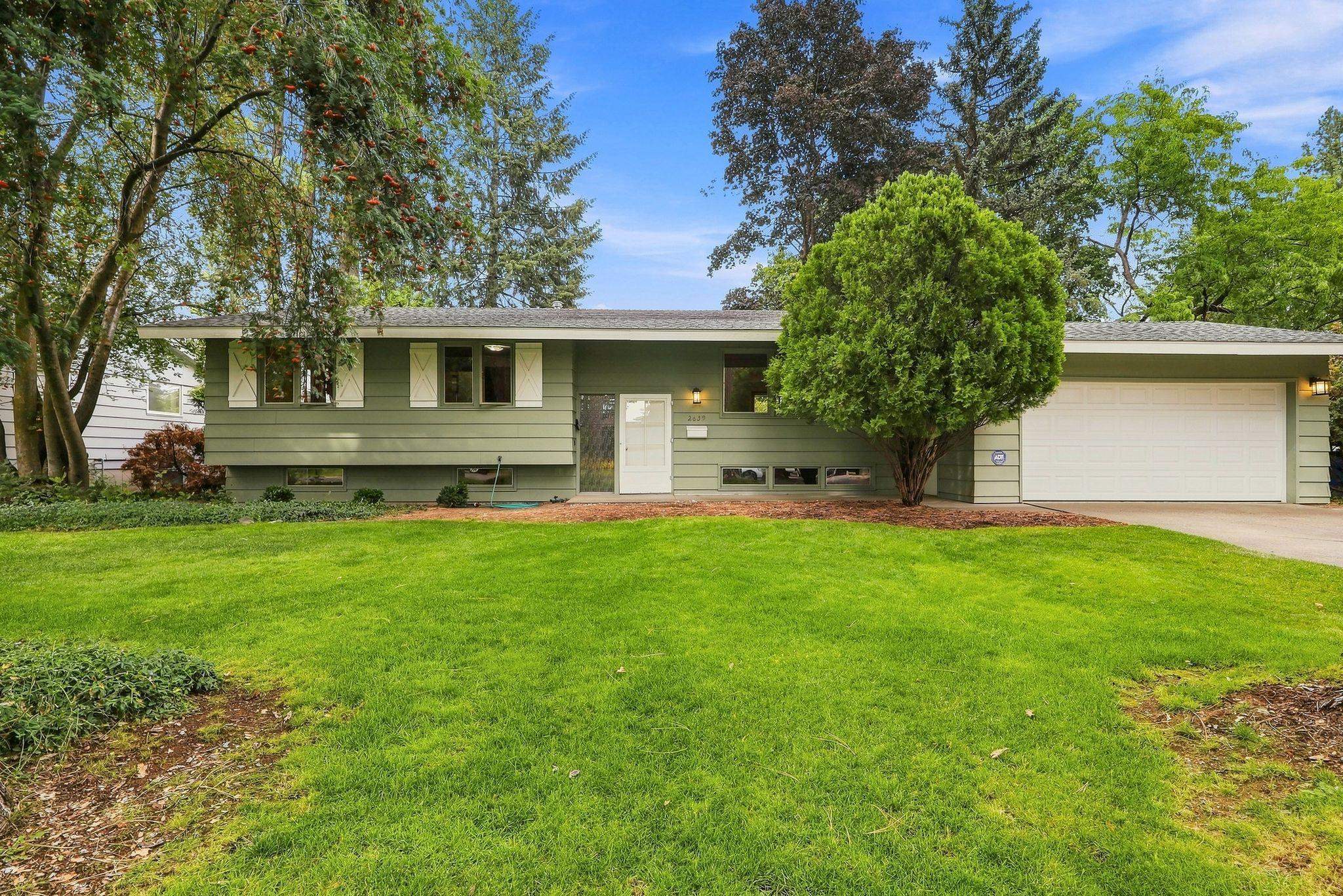2639 E 39th Ave - Photo 1