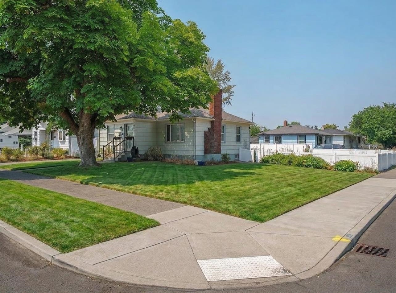 2725 E Nora Ave - Photo 1