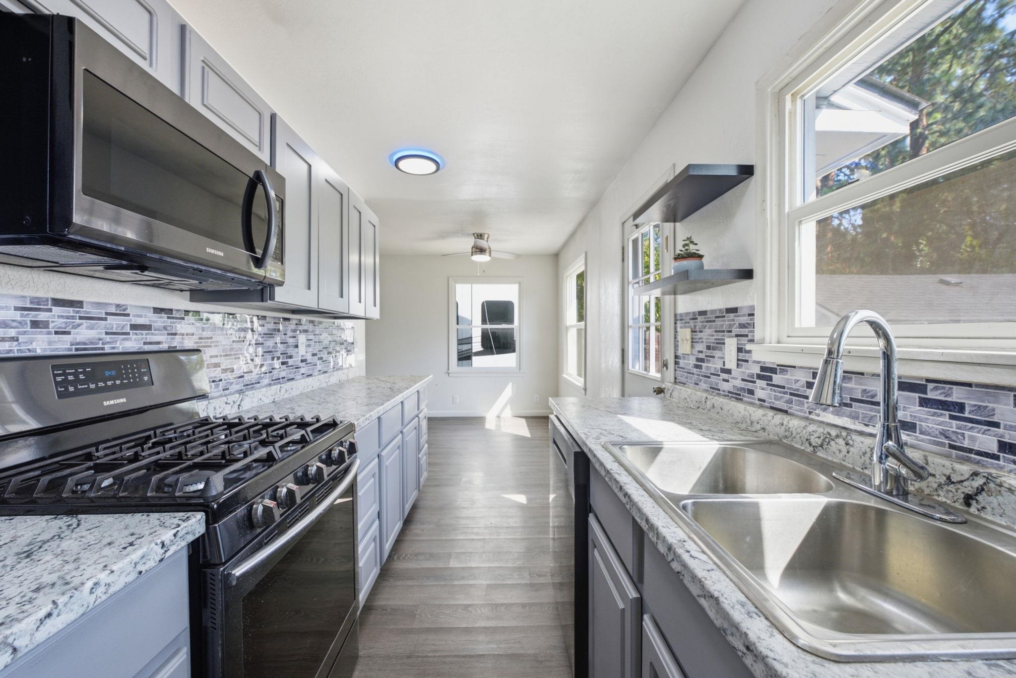 1410 E Thurston Ave - Photo 9