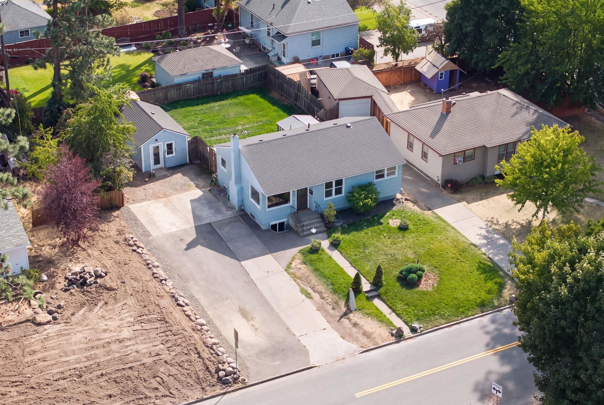 1410 E Thurston Ave - Photo 2