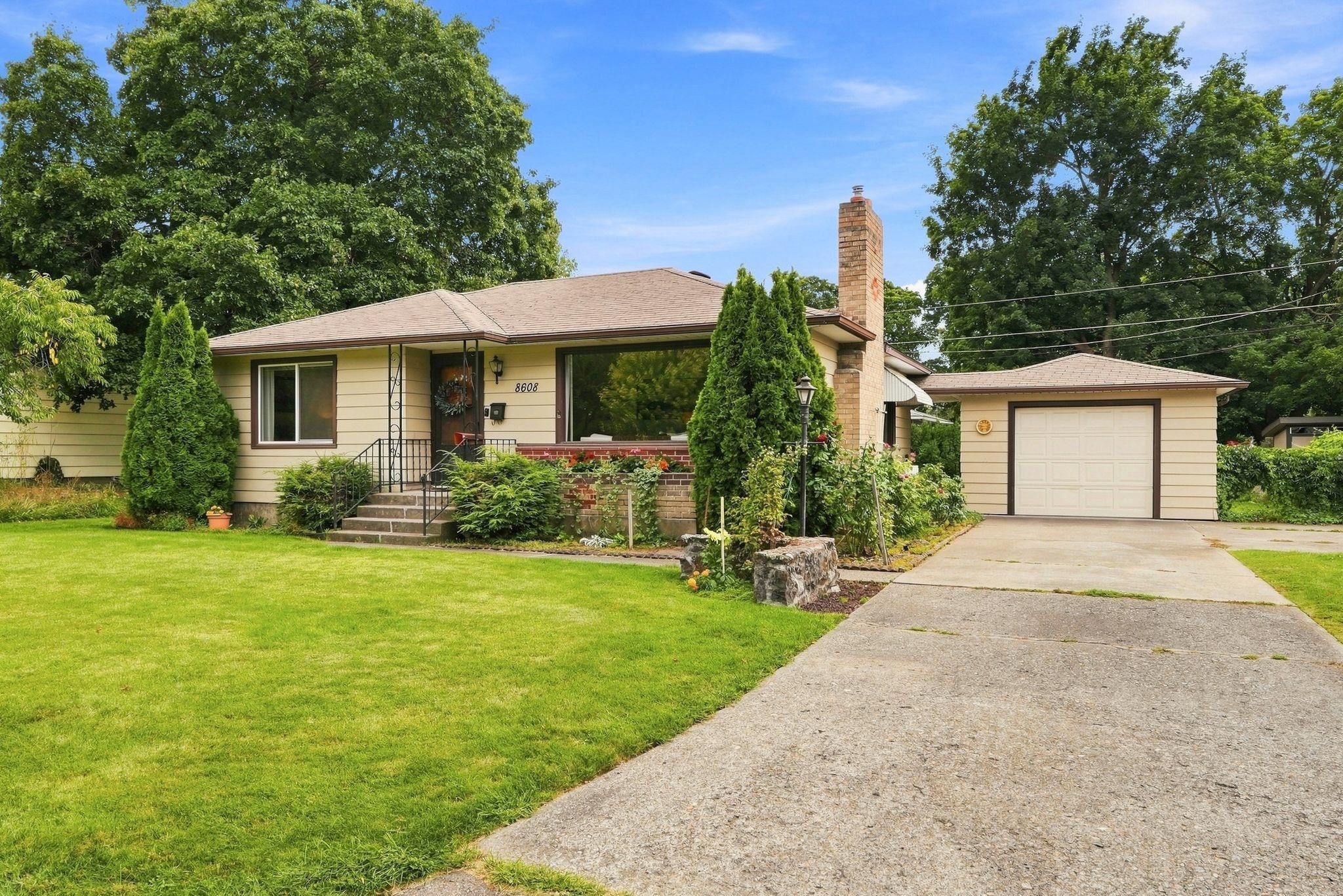 8608 E Bridgeport Ave - Photo 2