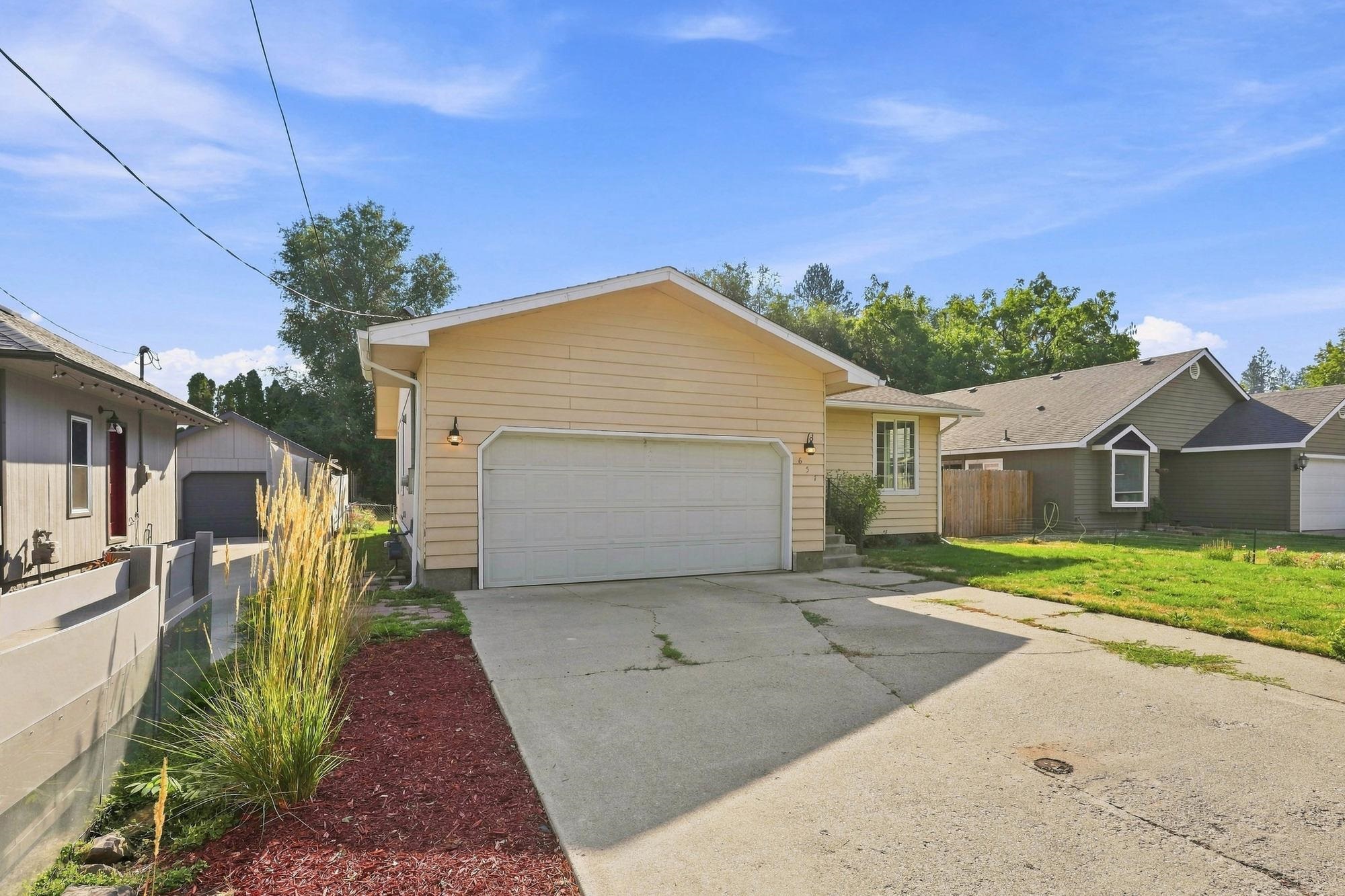 657 S Freya St - Photo 3