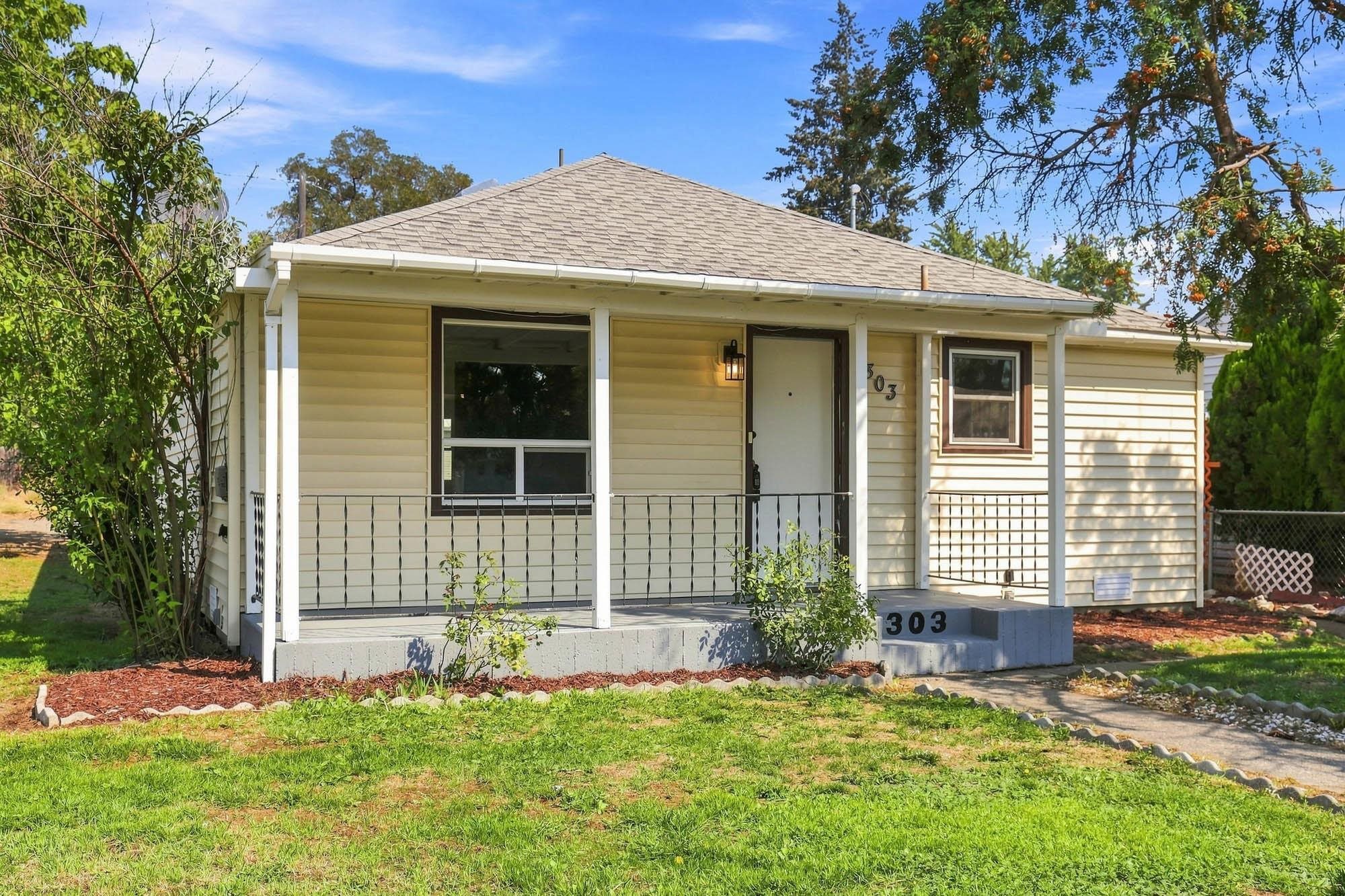 303 E Queen Ave - Photo 1