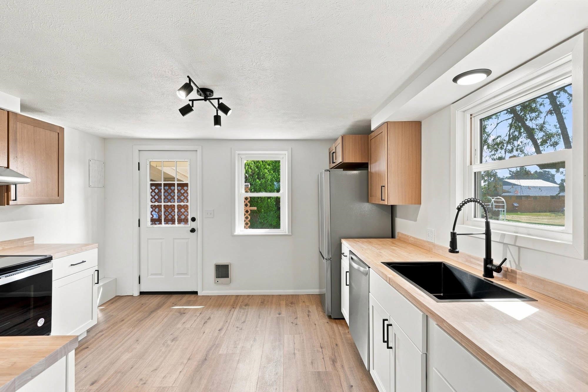 303 E Queen Ave - Photo 5