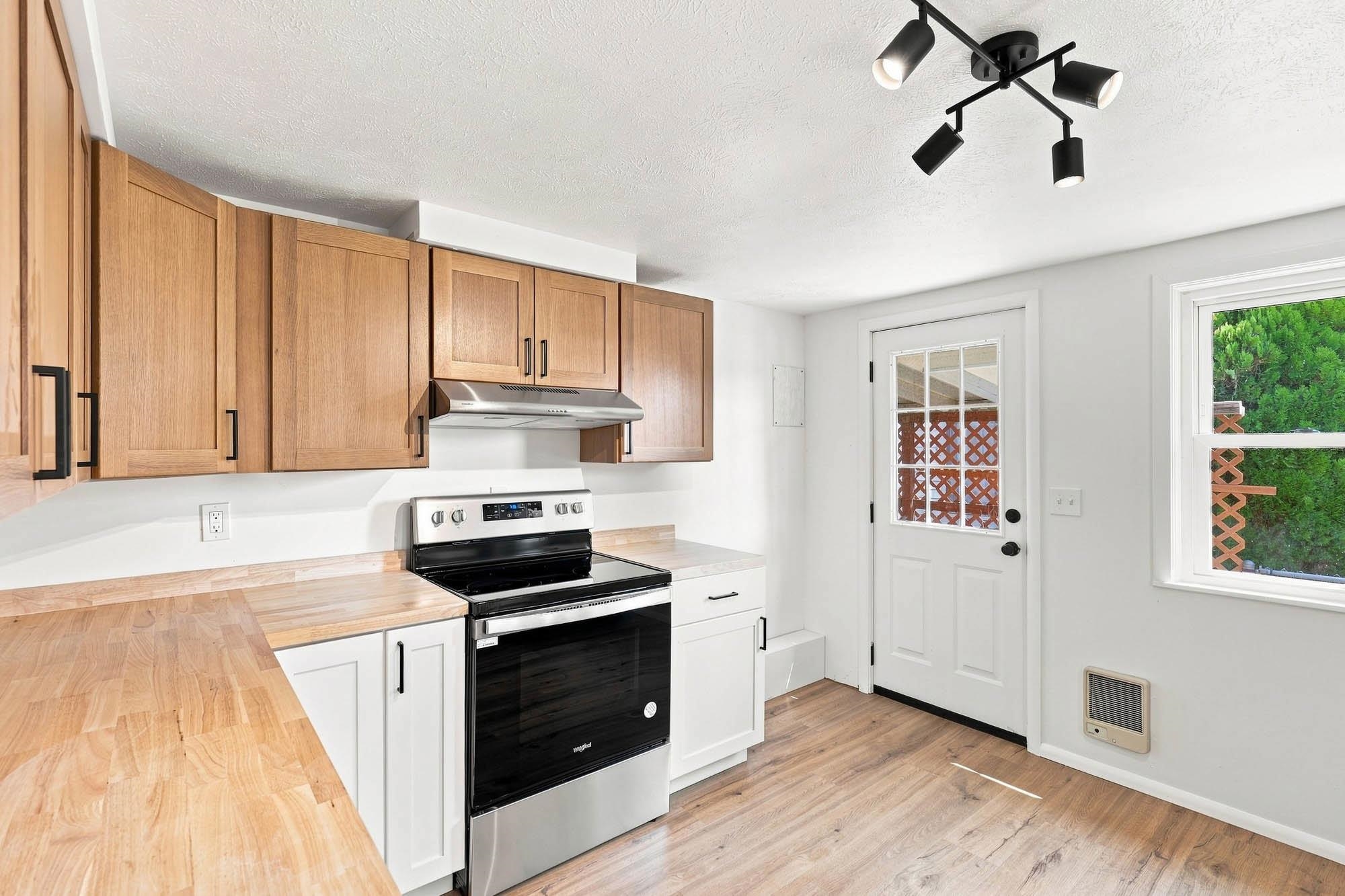 303 E Queen Ave - Photo 6