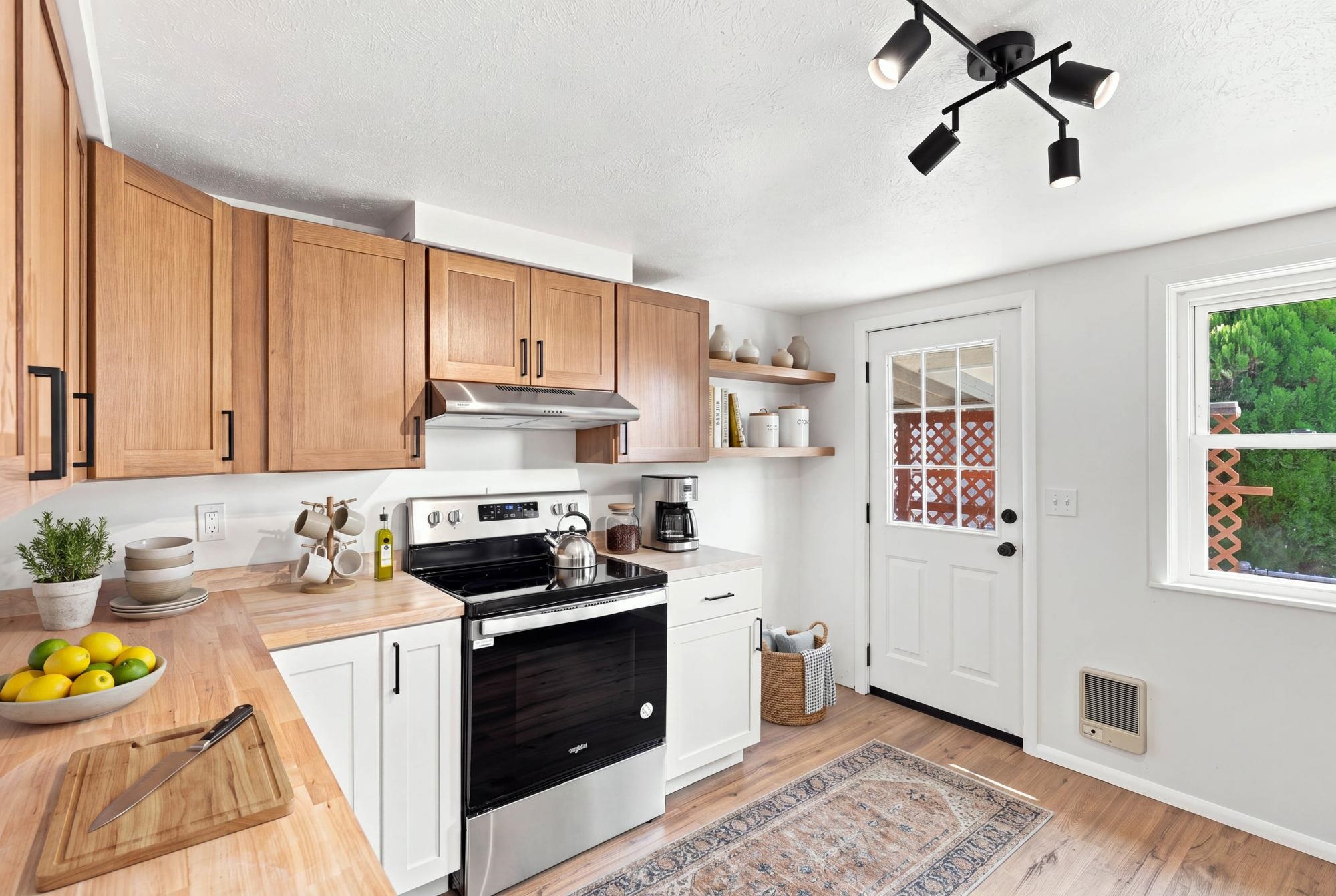 303 E Queen Ave - Photo 3