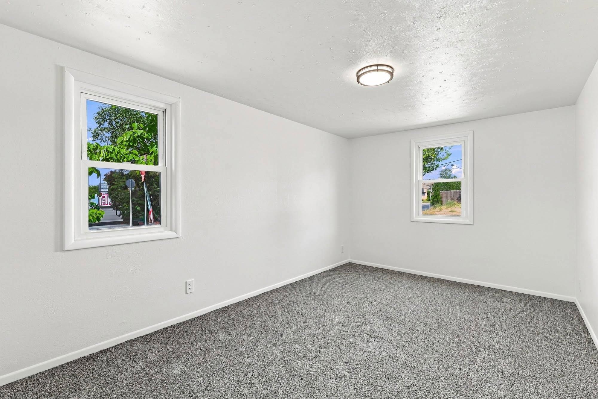 303 E Queen Ave - Photo 11