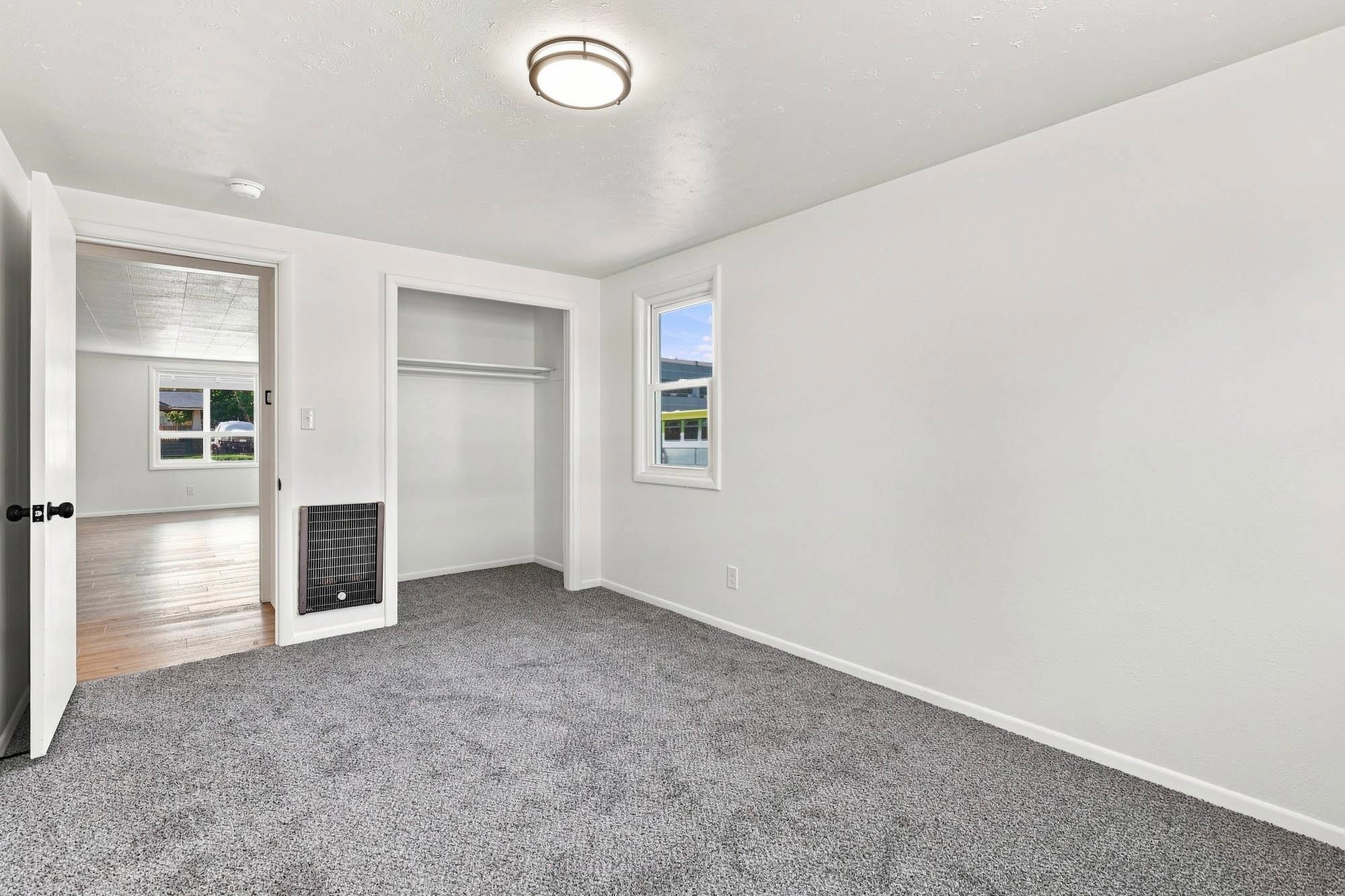 303 E Queen Ave - Photo 12