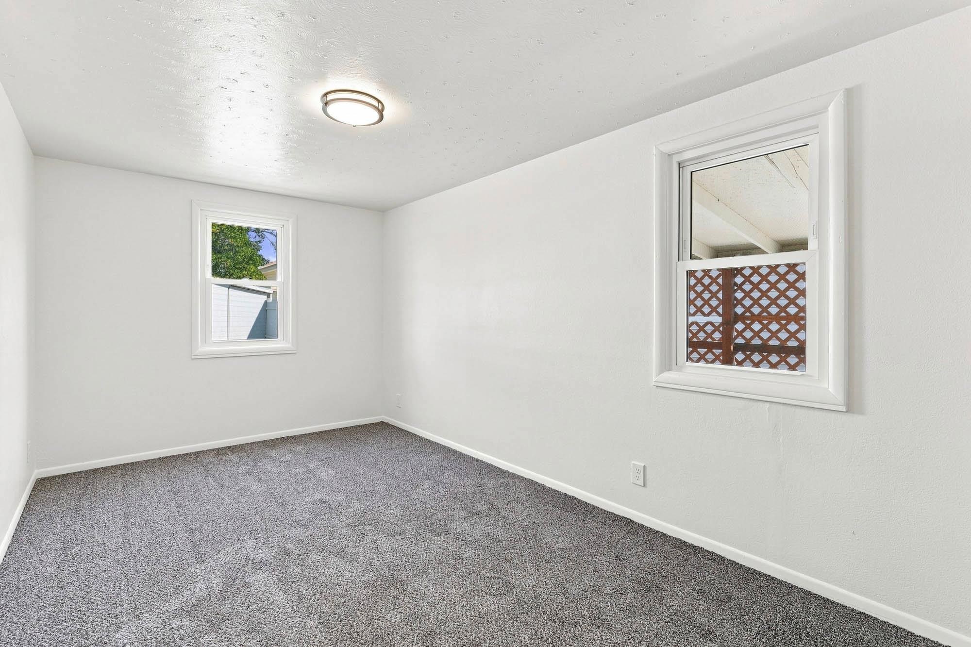 303 E Queen Ave - Photo 15