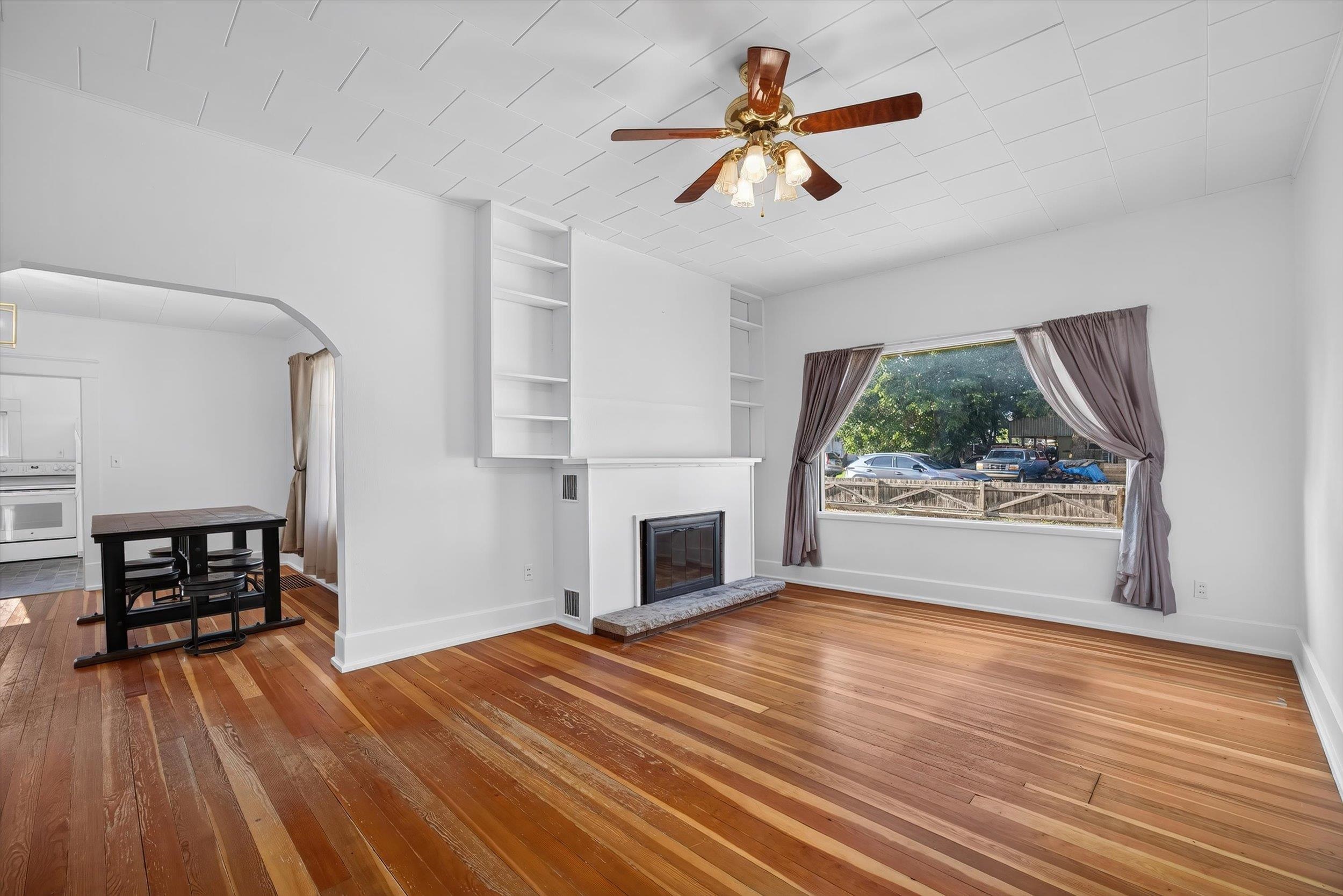 303 W Colville Ave - Photo 2