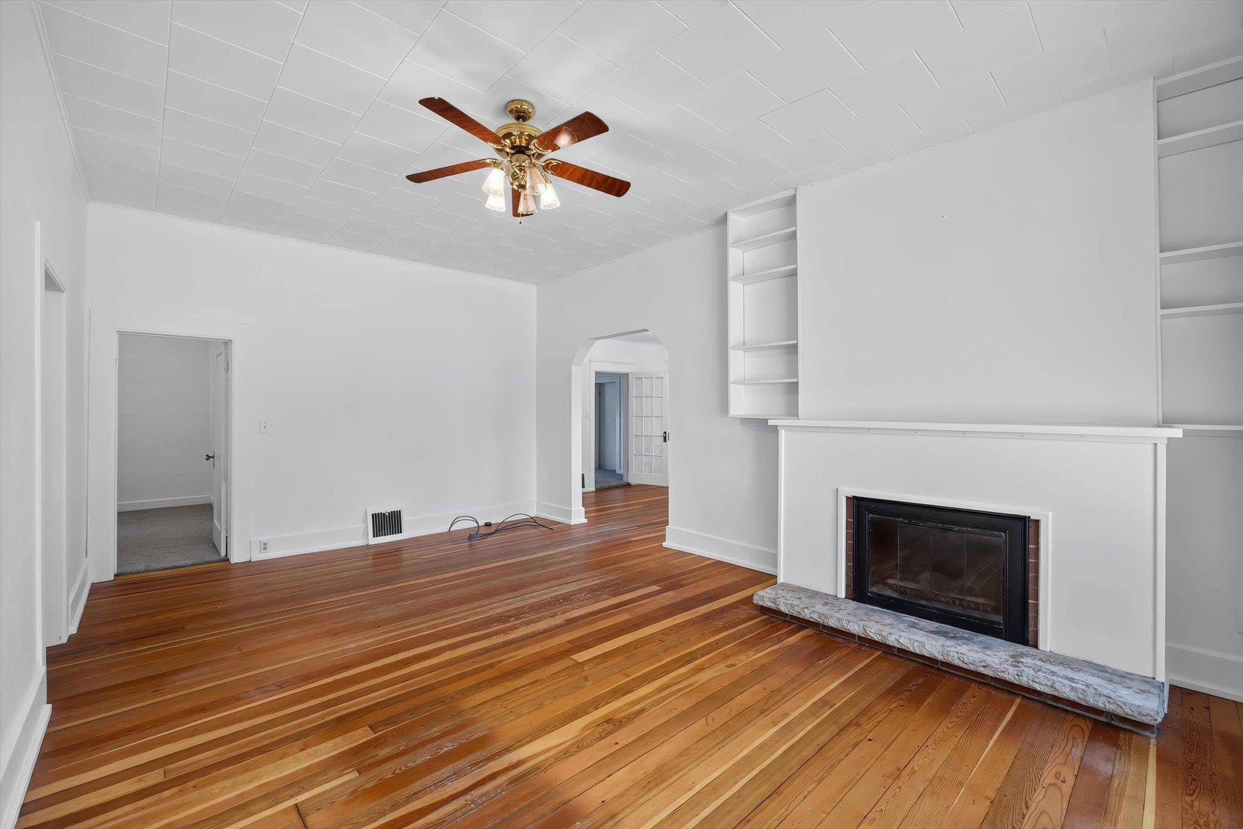 303 W Colville Ave - Photo 3
