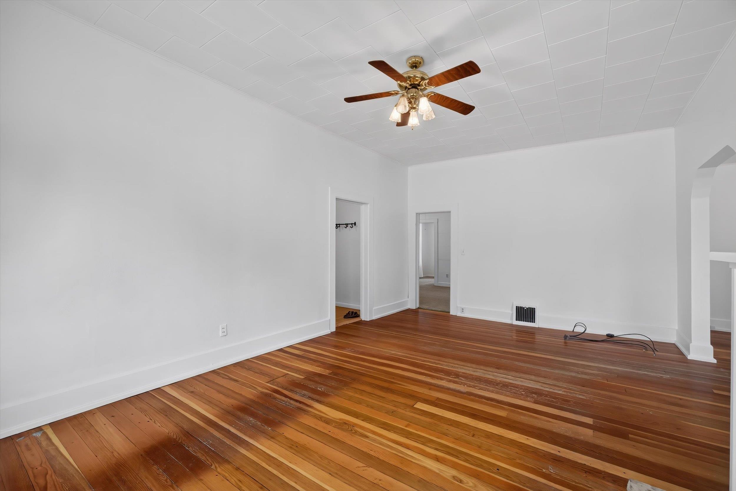 303 W Colville Ave - Photo 4