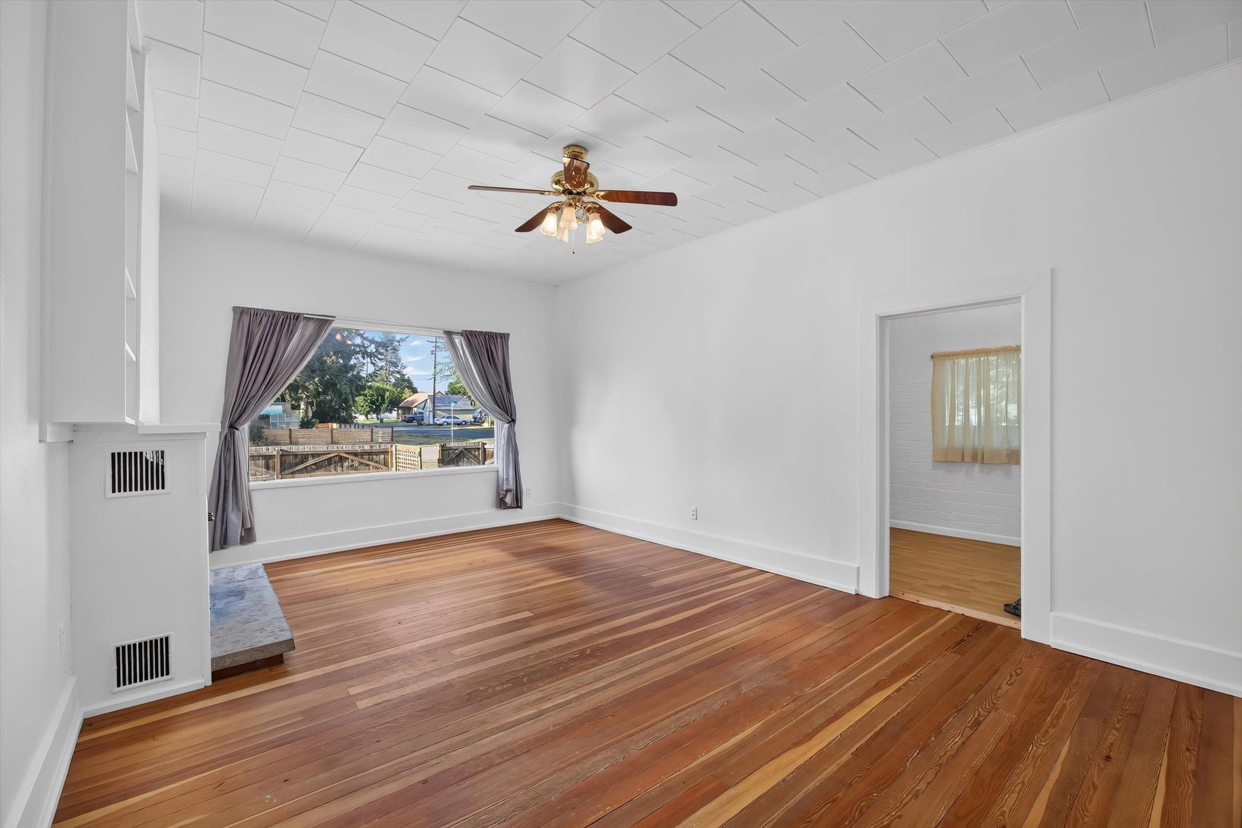 303 W Colville Ave - Photo 5