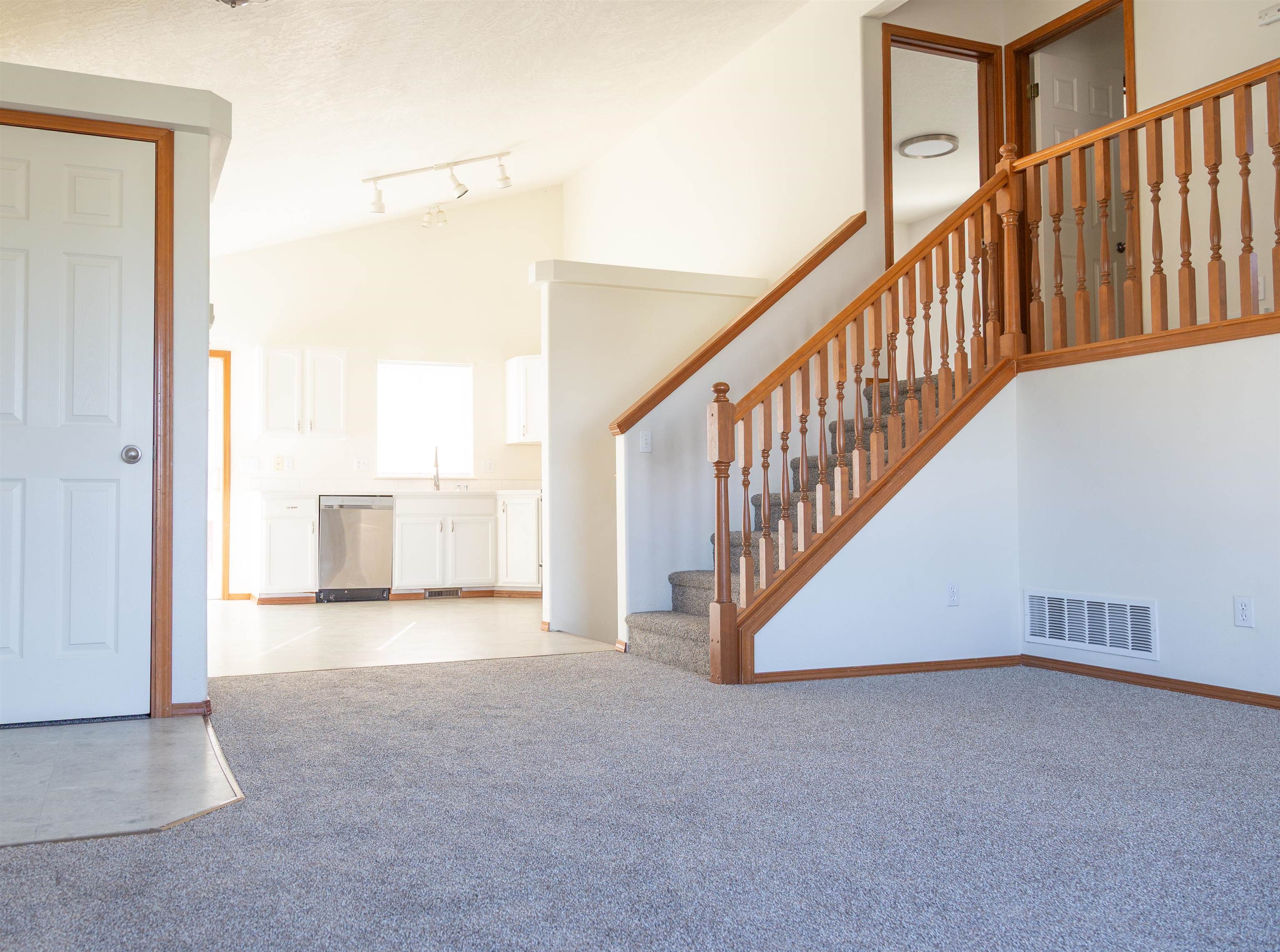 2622 Oxford Cir - Photo 3