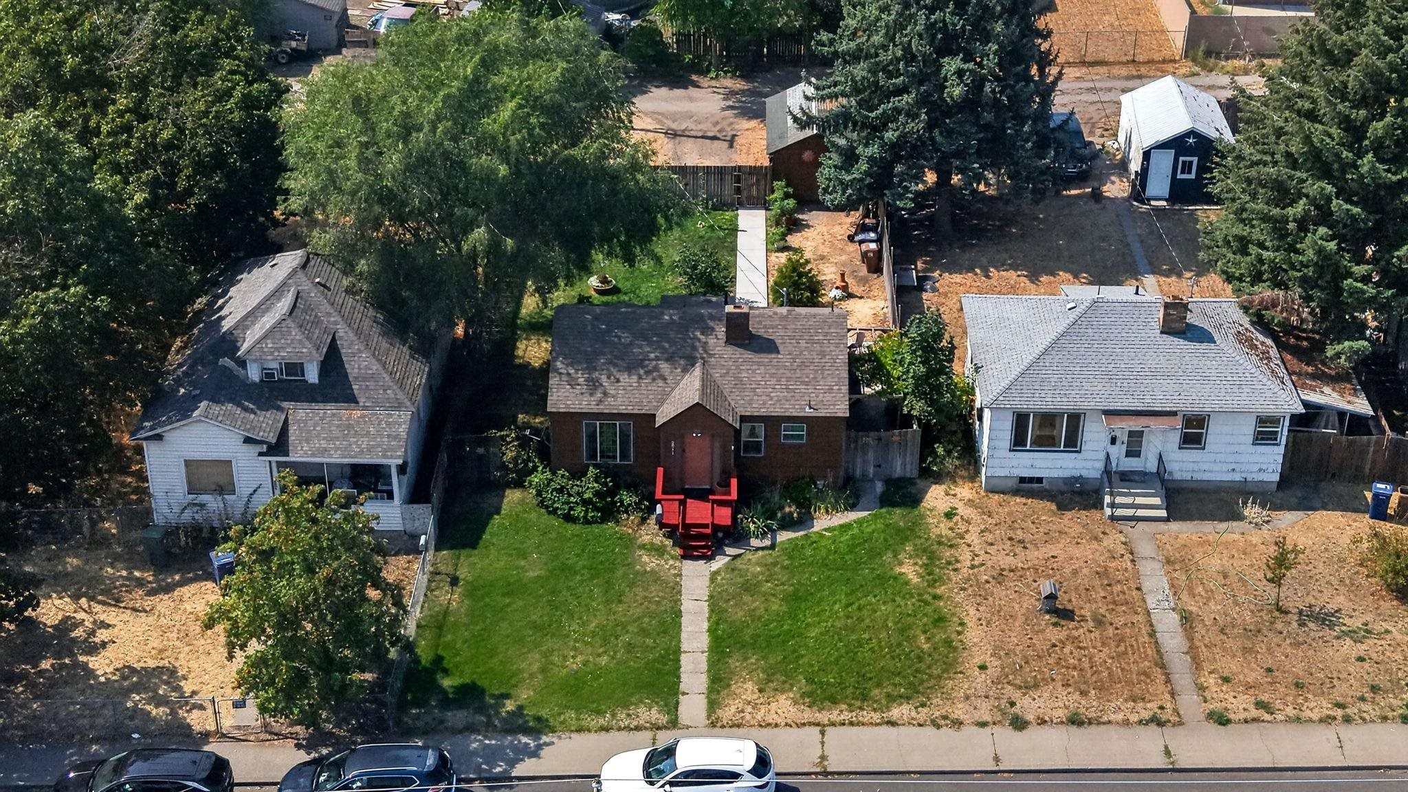 2811 N Crestline St - Photo 2