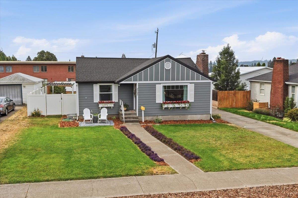 2727 W Hoffman Ave - Photo 1