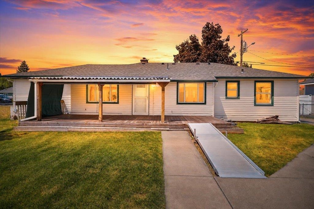 9522 E Valleyway Ave - Photo 1