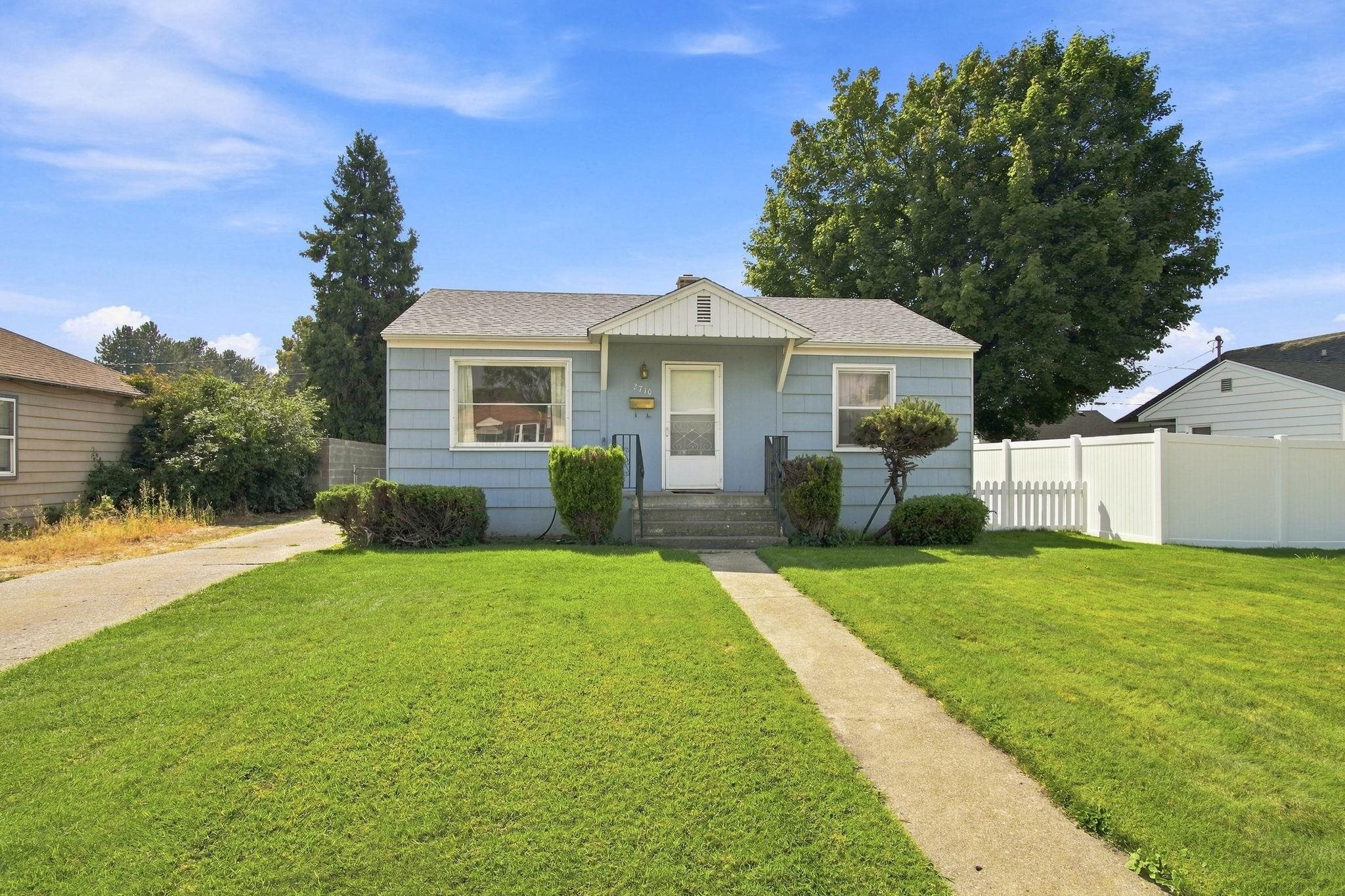 2710 E Hoffman Ave - Photo 1