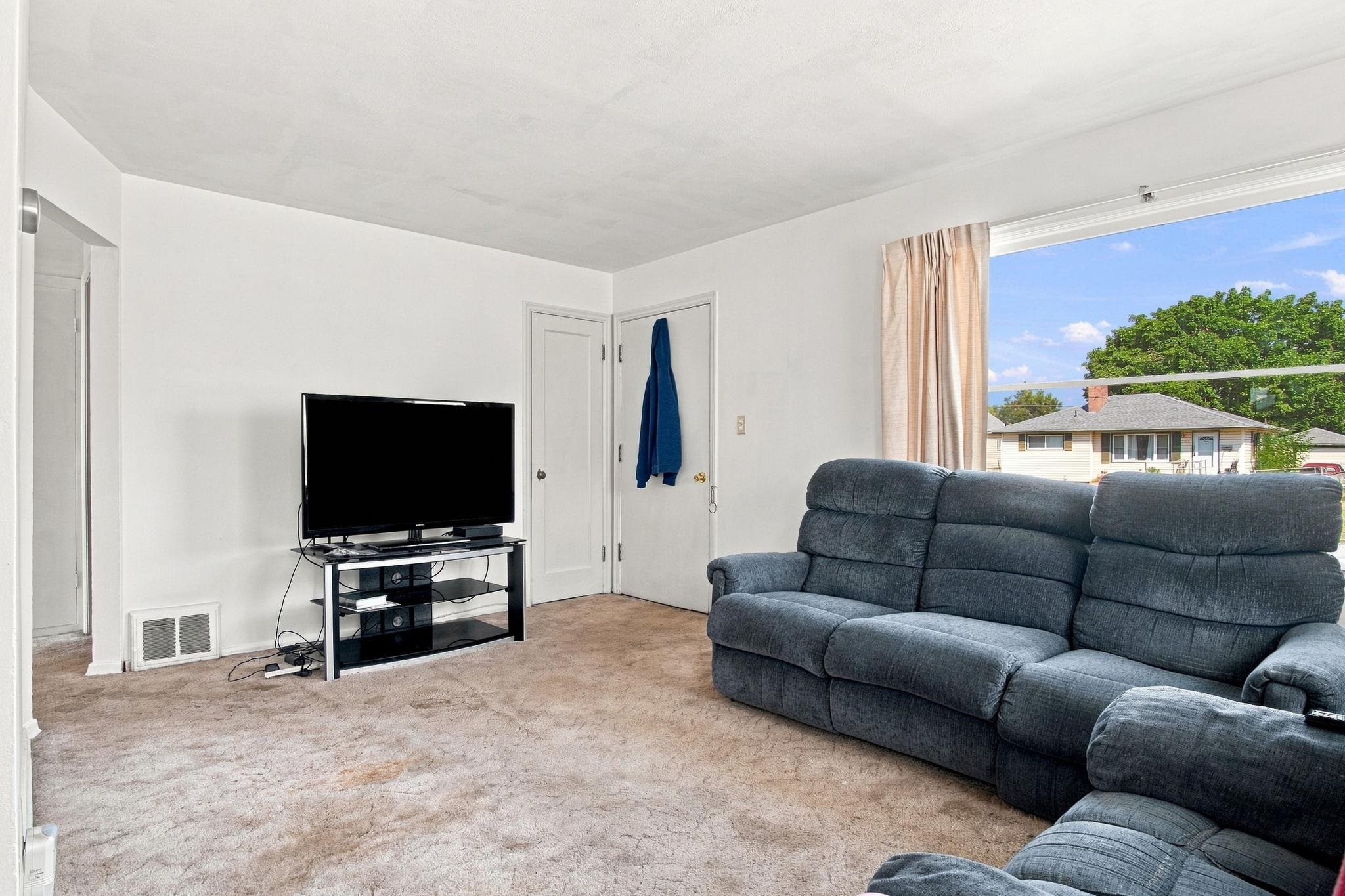 2710 E Hoffman Ave - Photo 4