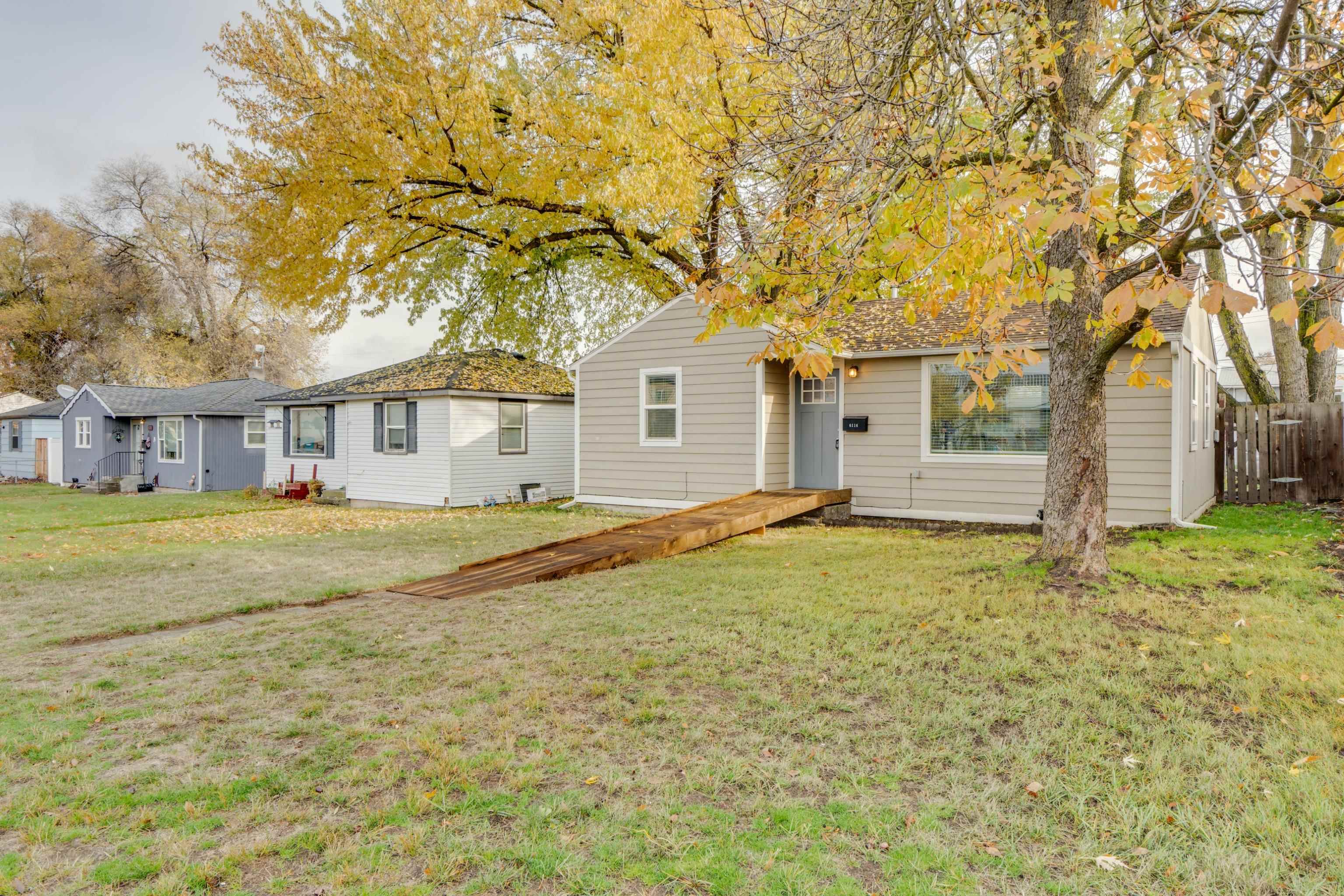 6116 N Astor St - Photo 3