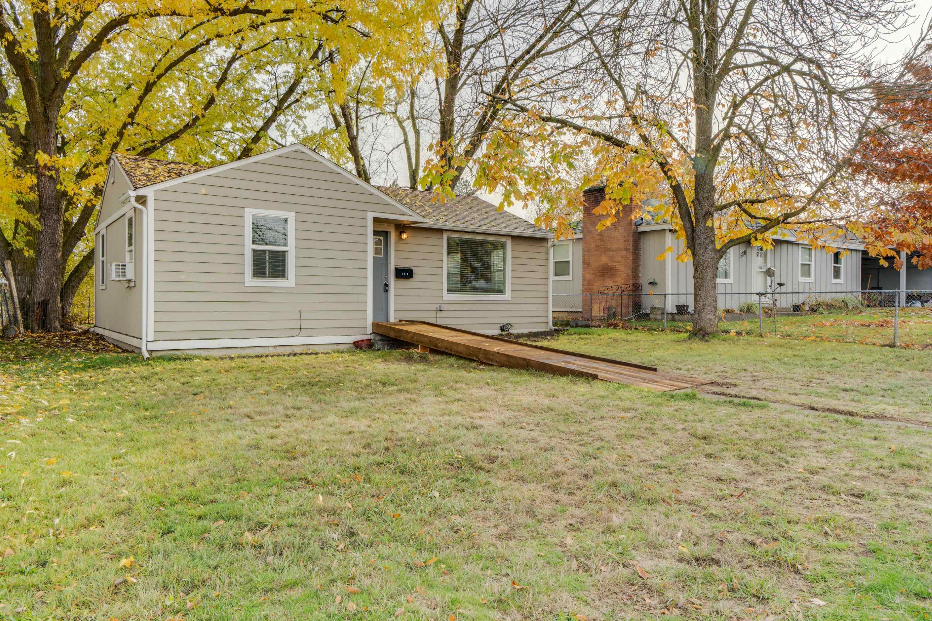6116 N Astor St - Photo 1