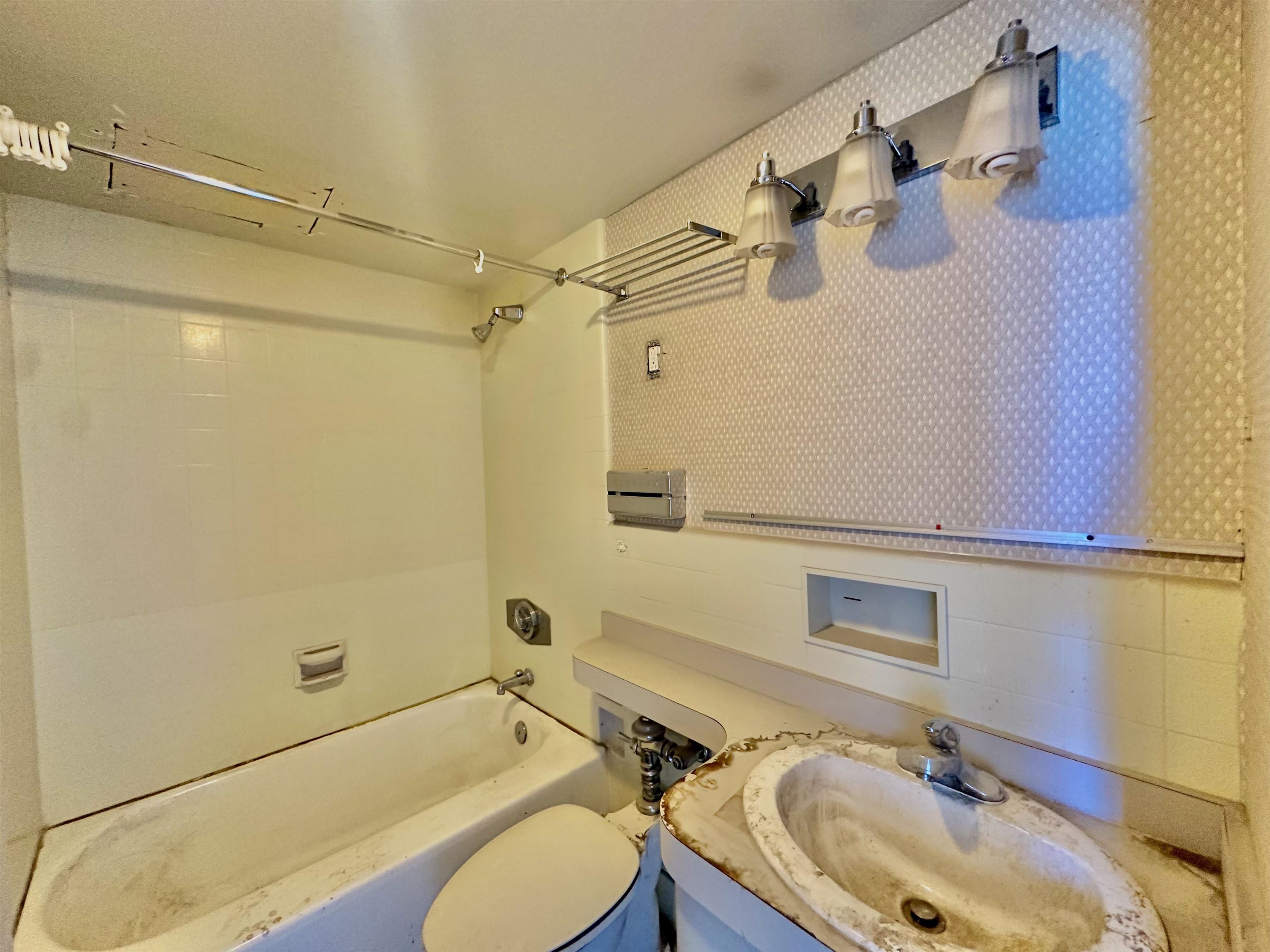 514 W 1st Ave - Photo 8