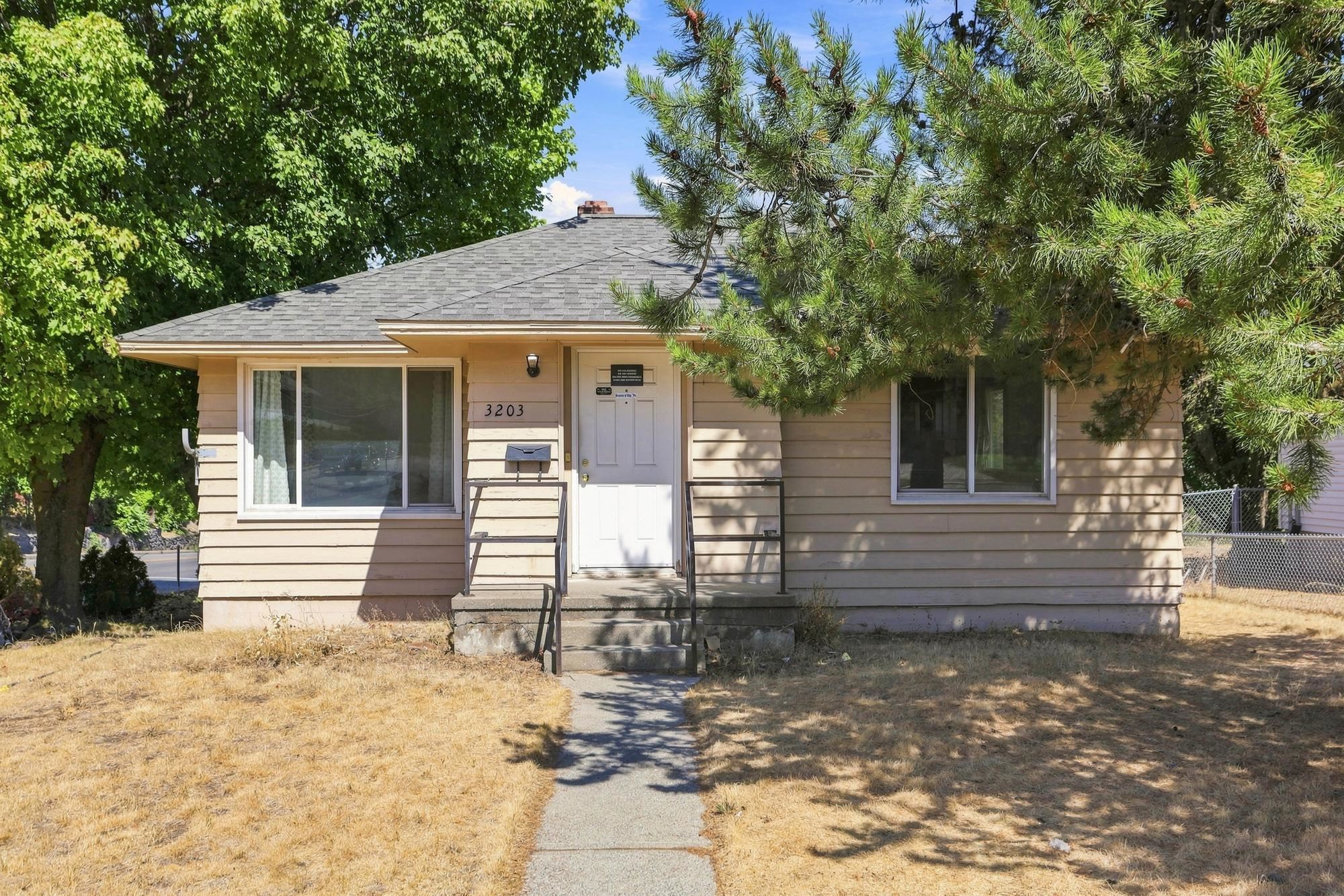 3203 E 19th Ave - Photo 2