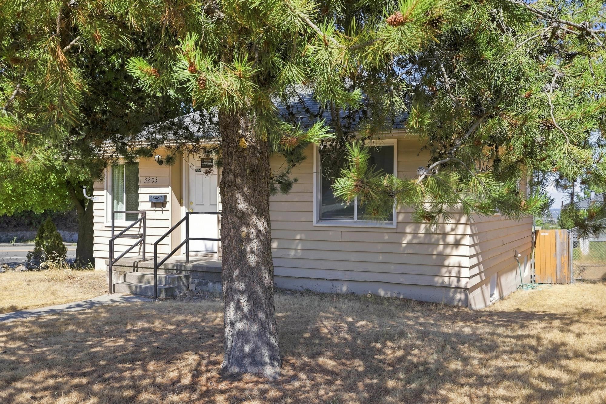 3203 E 19th Ave - Photo 3