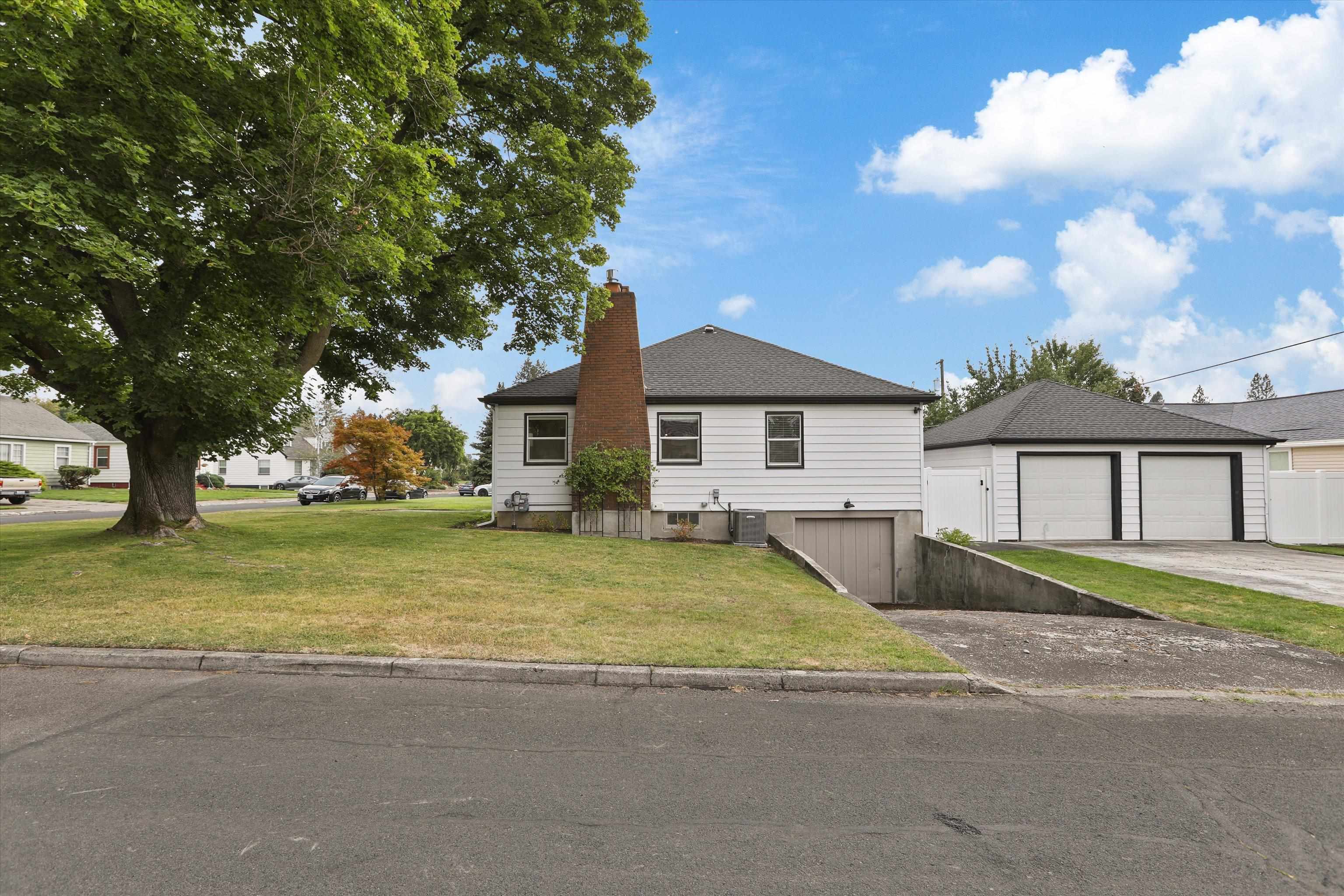 3125 N Sheridan Ct - Photo 2