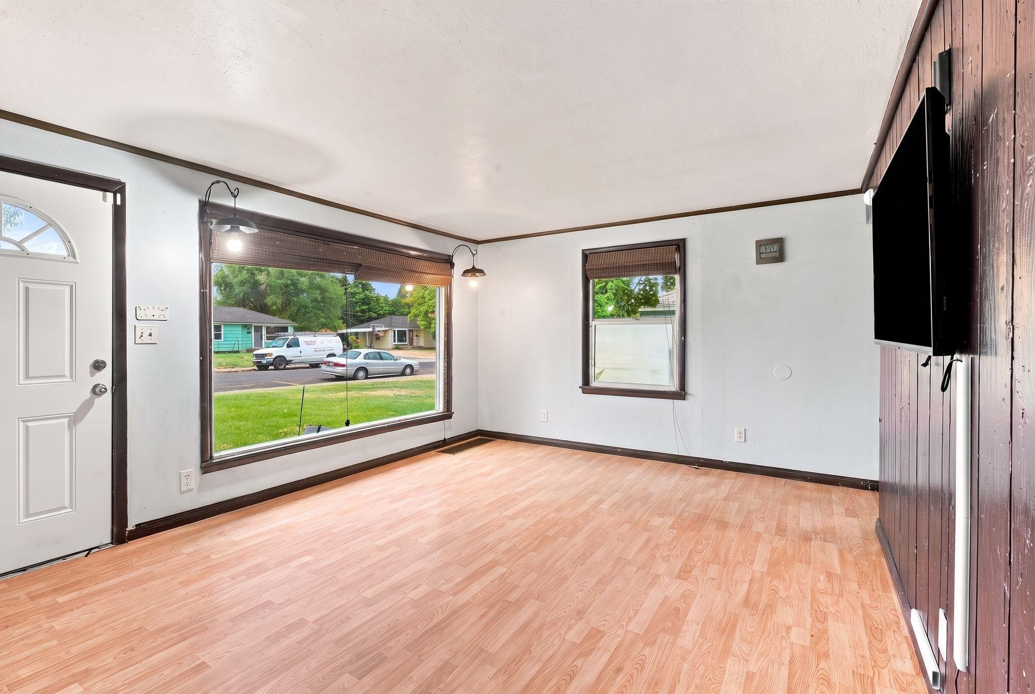 5619 N Elm St - Photo 2